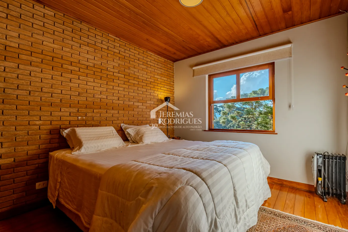 Casa à venda com 3 dormitórios, no bairro Vila Belvedere em Campos do Jordão/SP.