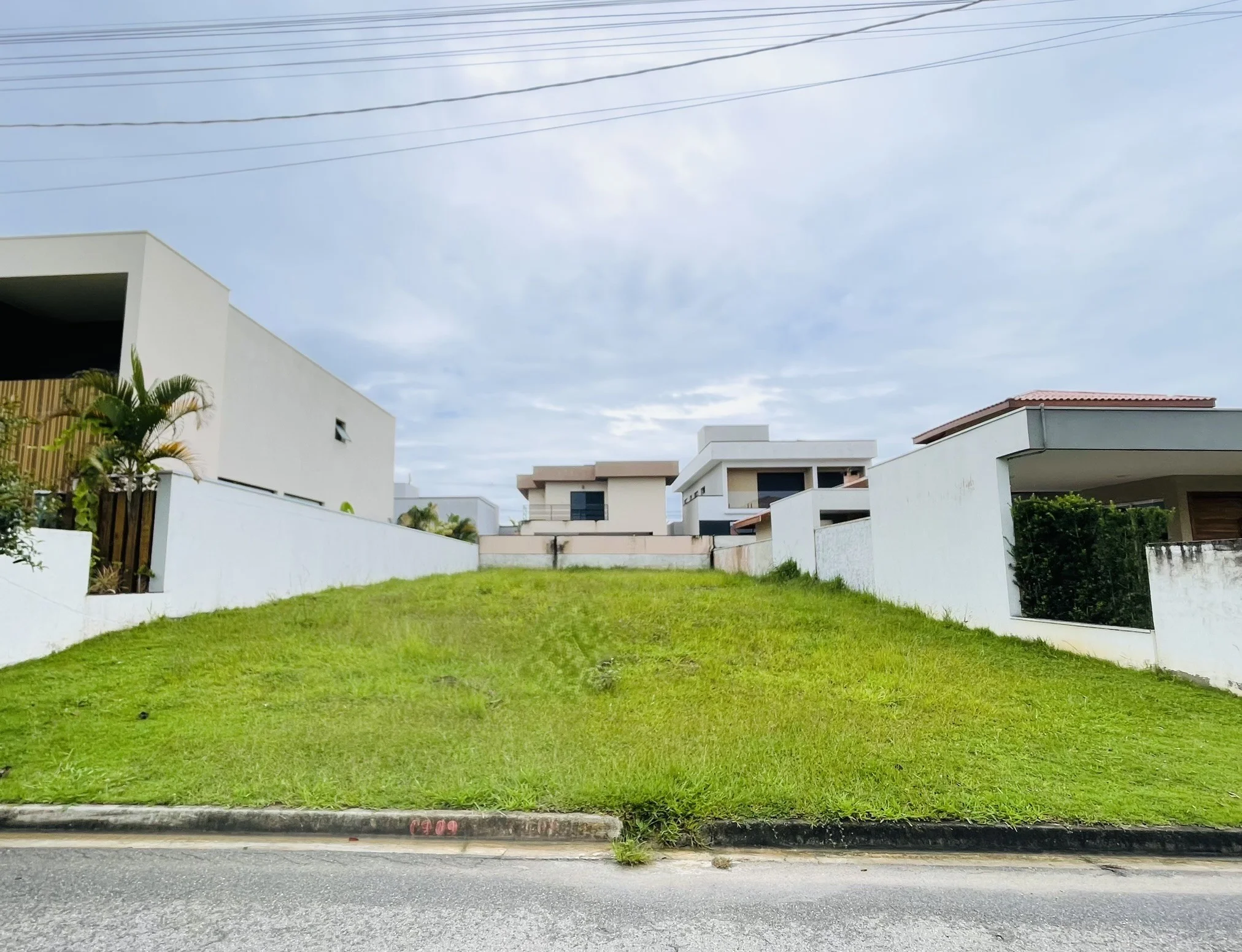 Terreno com 403 m² no Condomínio Ouro Ville em Taubaté/SP. 