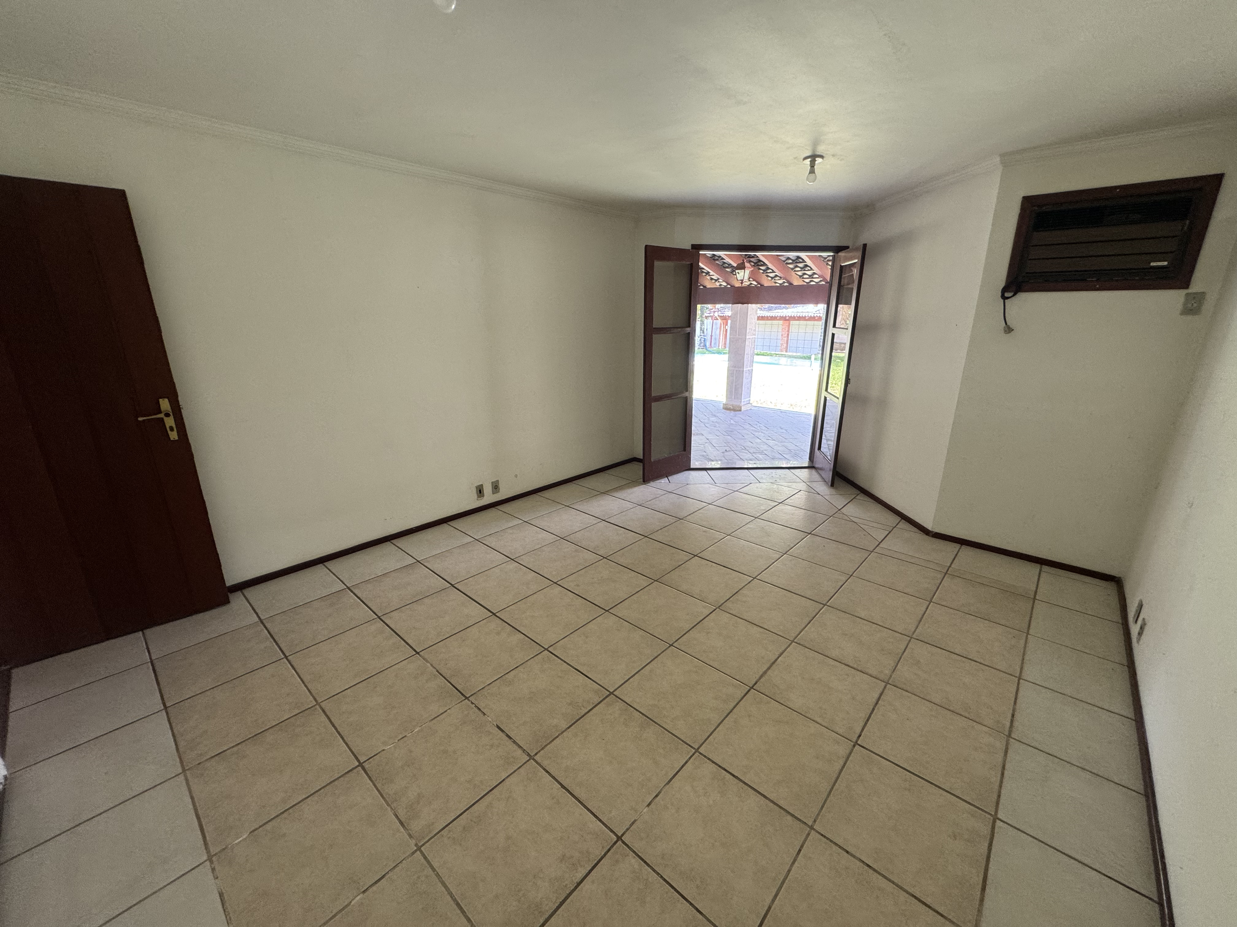 Casa à venda com 5 dormitórios no Condomínio Village Paineiras em Pindamonhangaba/SP.