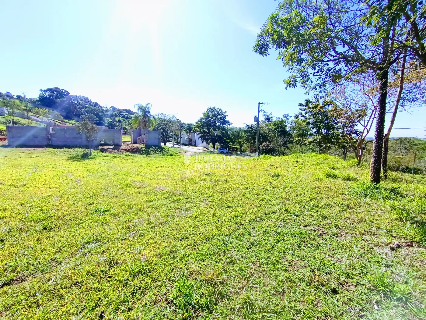 Terreno à venda com 1.159 m² no Condomínio Altos do Cataguá em Taubaté/SP.