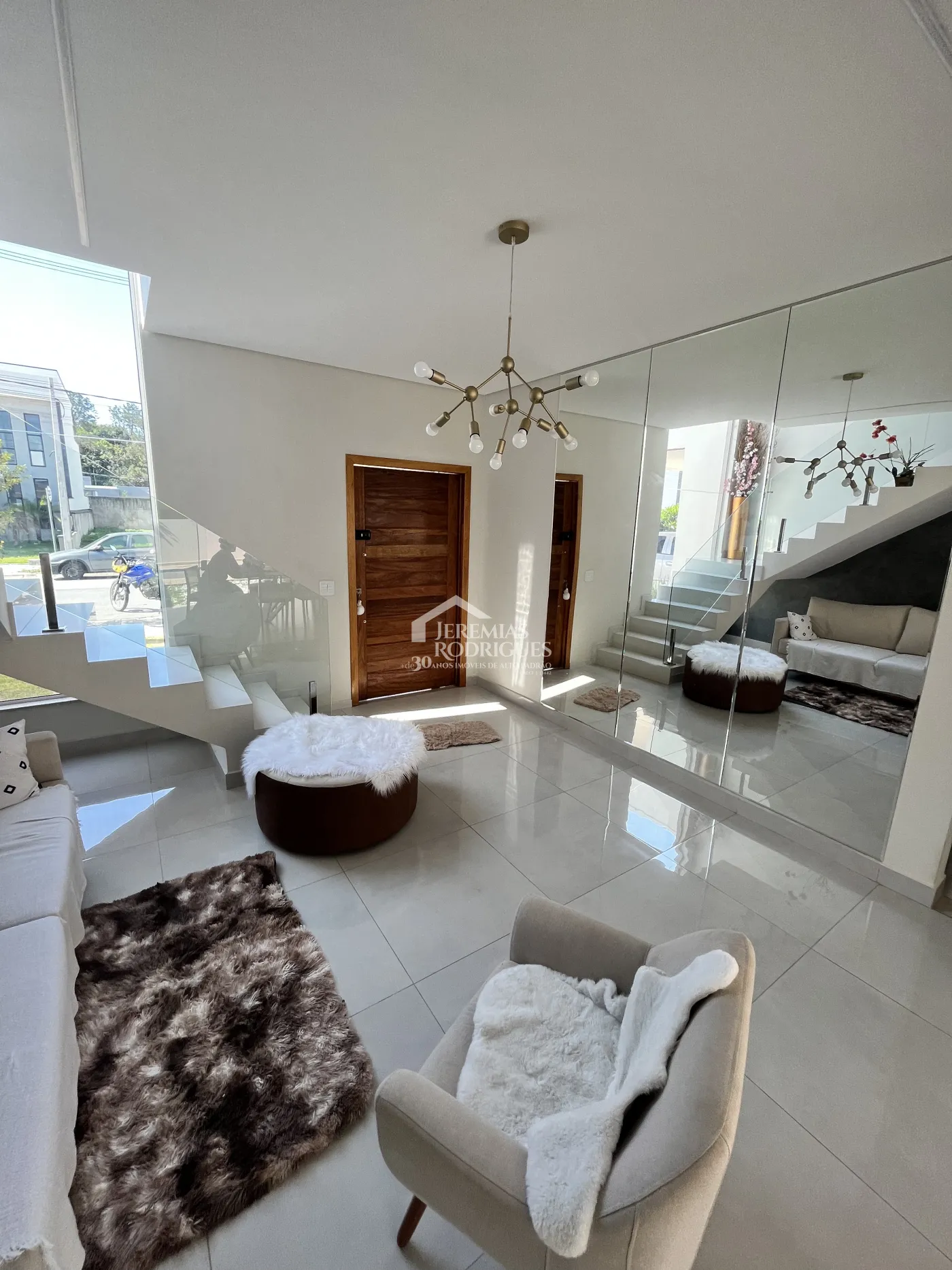 Casa assobradada à venda com 3 suítes no Condomínio Morada do Visconde em Tremembé /SP.