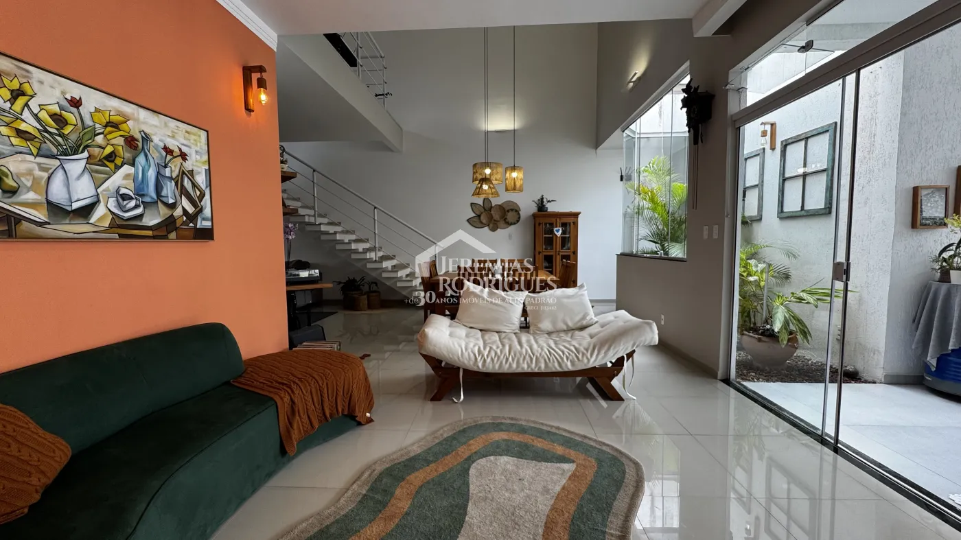 Casa à venda com 4 dormitórios no Condomínio Village do Sol em Pindamonhangaba/SP.