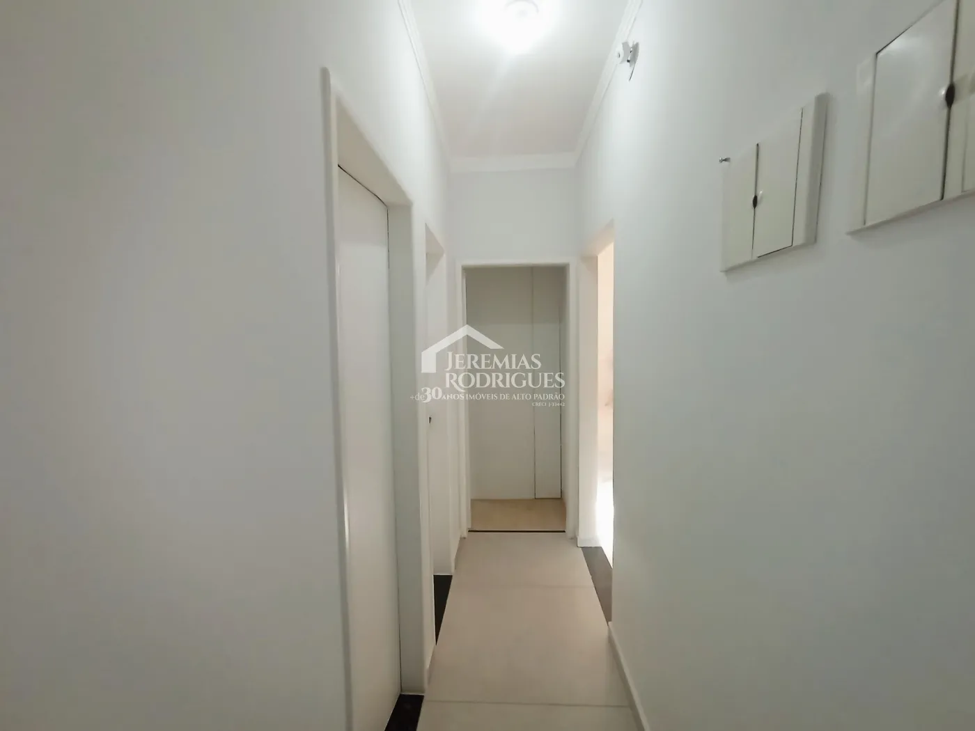 Casa à venda com 3 dormitórios no Condomínio Terras do Vale em Caçapava/SP.