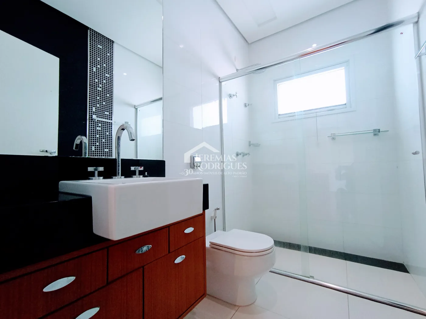 Casa para venda e locação com 4 suítes no Condomínio Taubaté Village em Taubaté/SP.