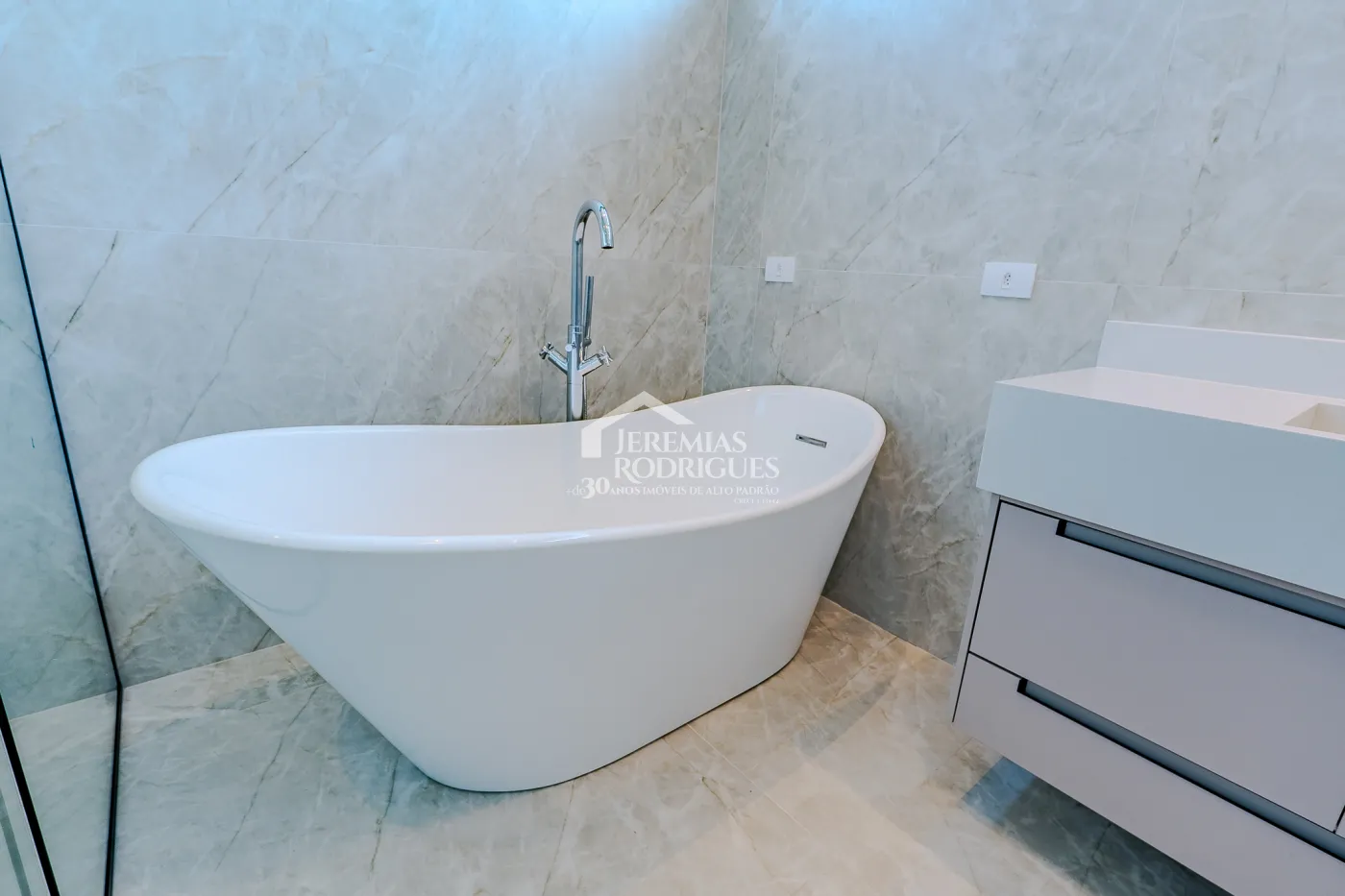 Casa à venda com 4 suítes no Condomínio Residencial Alphaville II em São José dos Campos/SP.