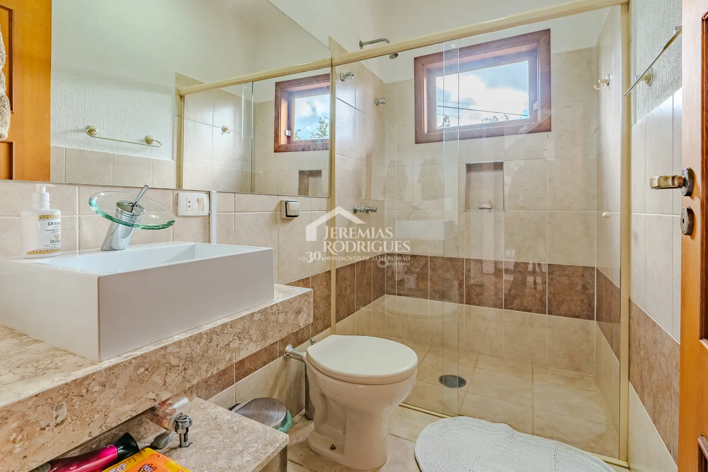 Casa assobradada à venda com 3 dormitórios no Condomínio Aldeia Austríaca em Campos do Jordão/SP.