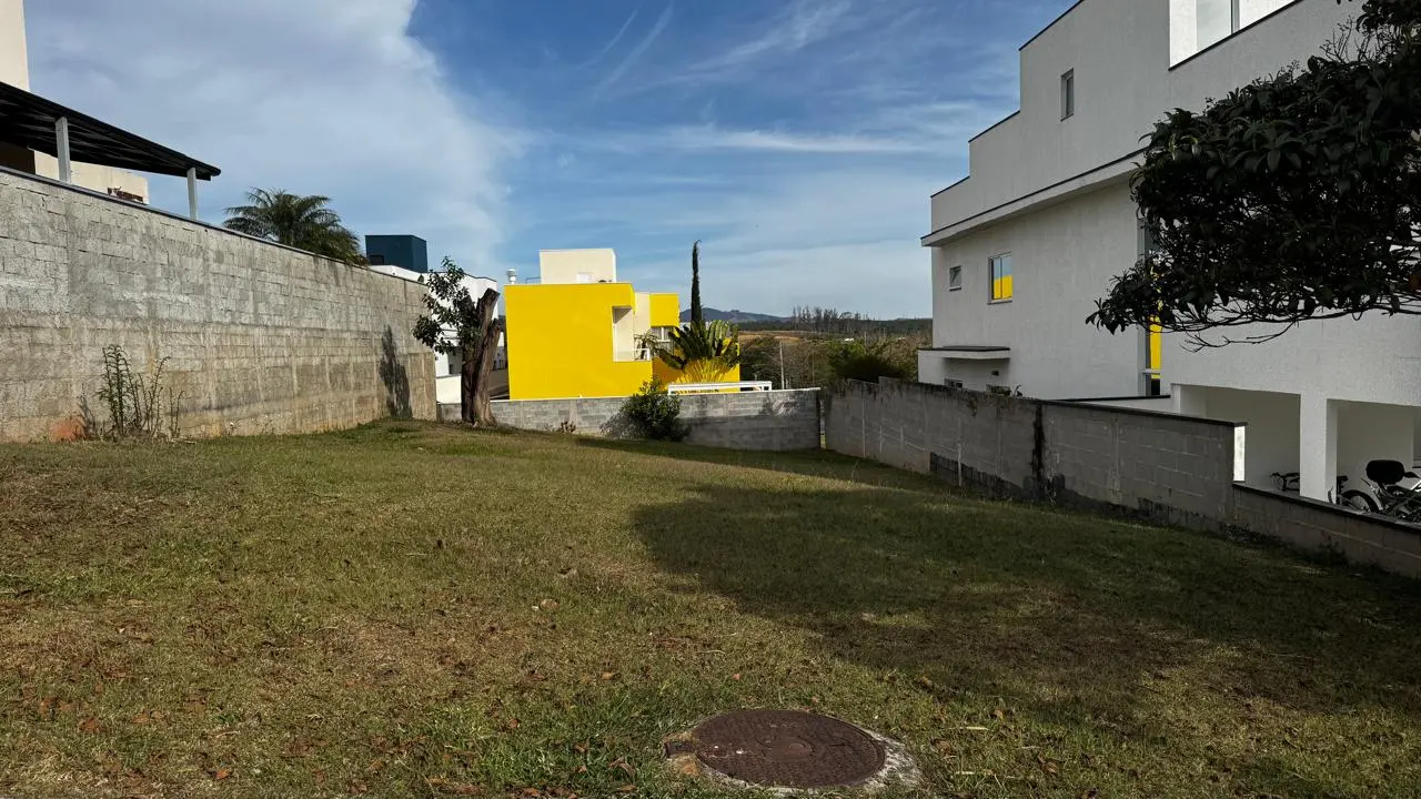 Terreno à venda com 400 m² no Condomínio Reserva dos Lagos em Pindamonhangaba/SP. 