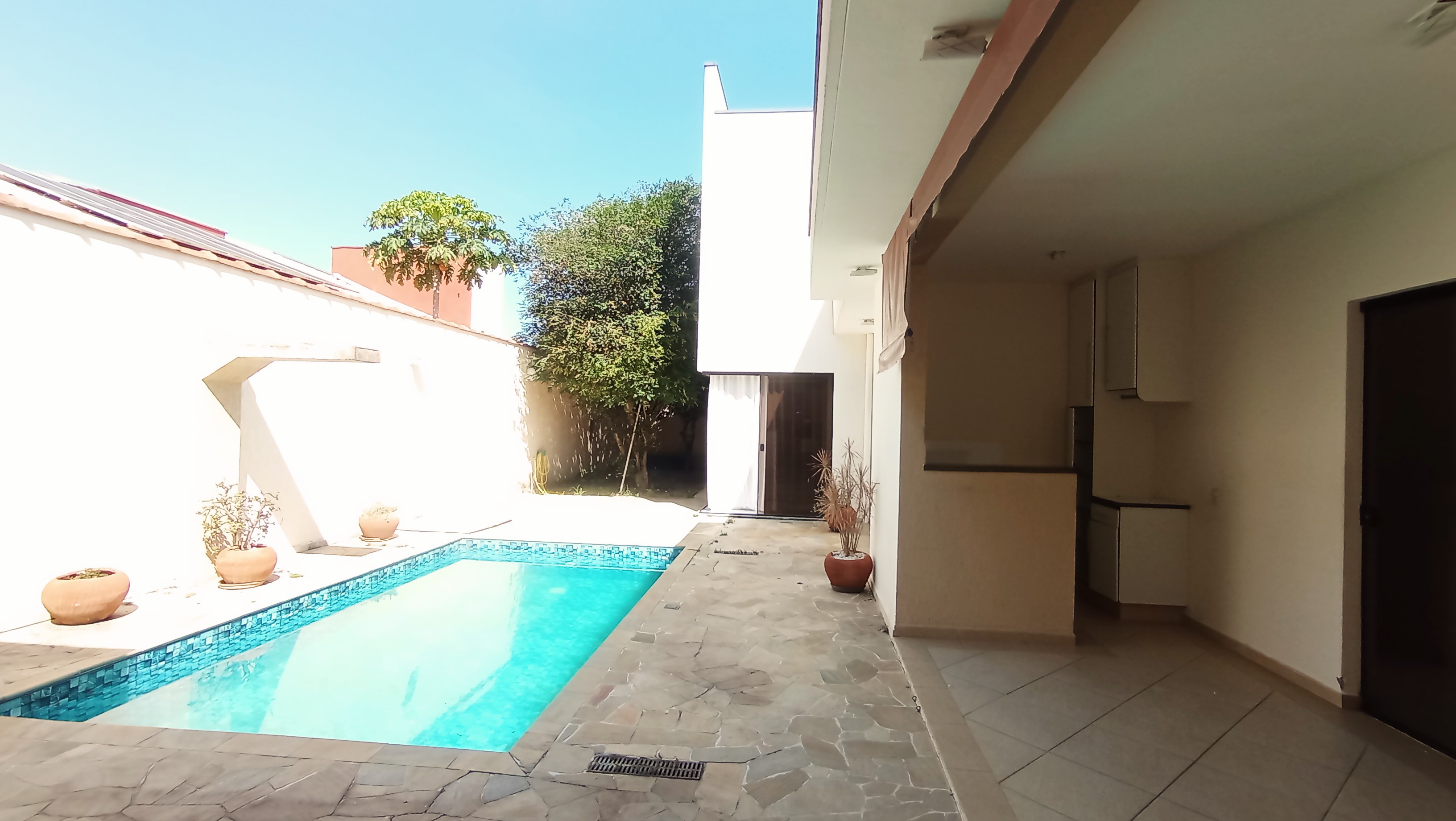 Casa à venda com 4 suítes no Condomínio Real Ville em Pindamonhangaba/SP. 