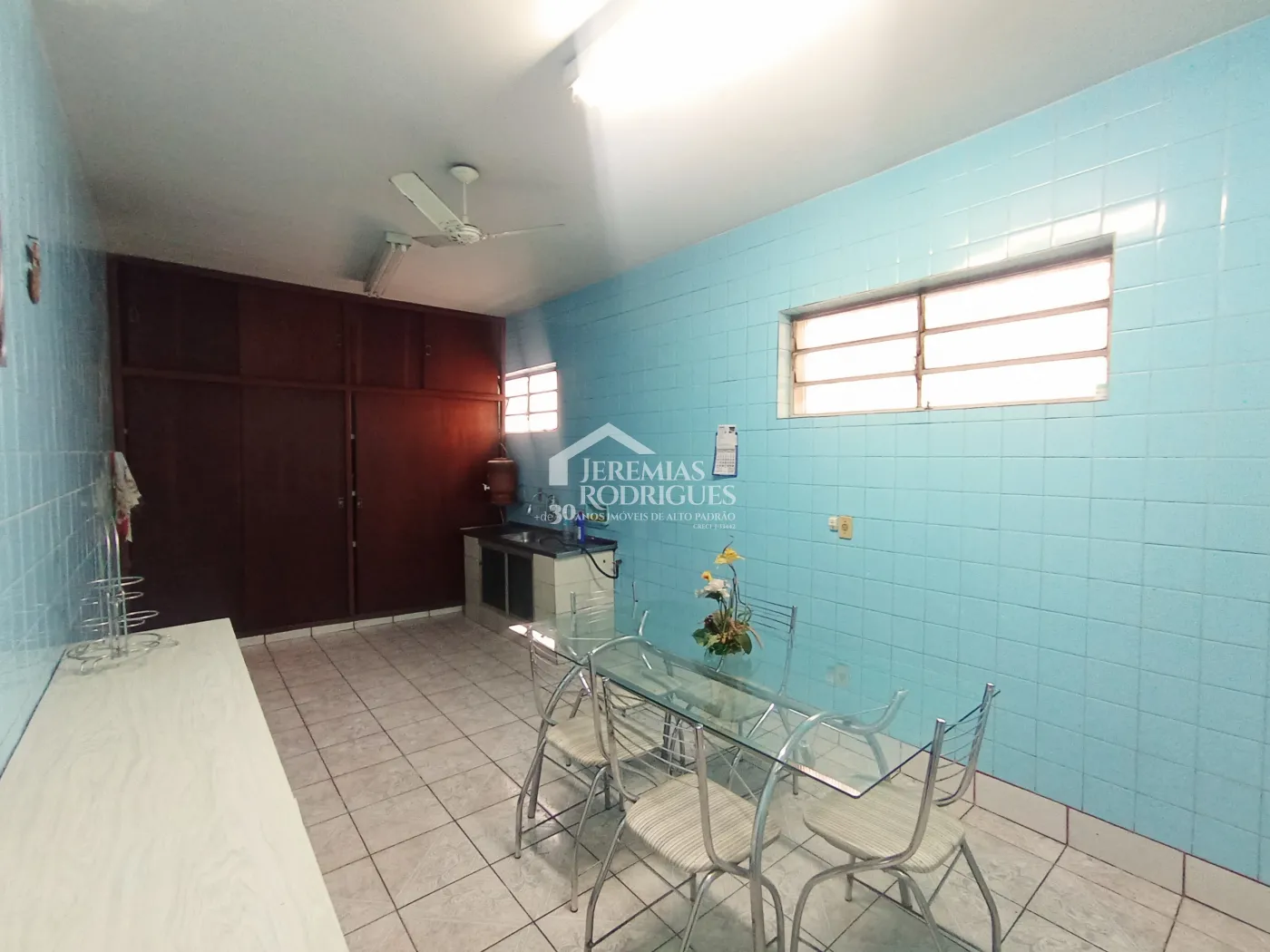 Casa para venda e locação no bairro Jardim Eulária em Taubaté/SP.