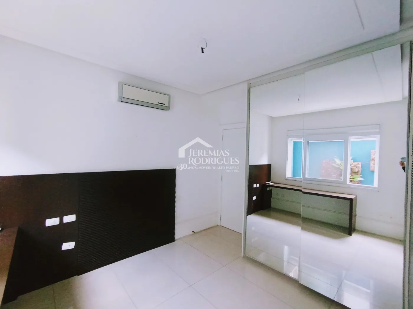 Casa para venda e locação com 4 suítes no Condomínio Taubaté Village em Taubaté/SP.