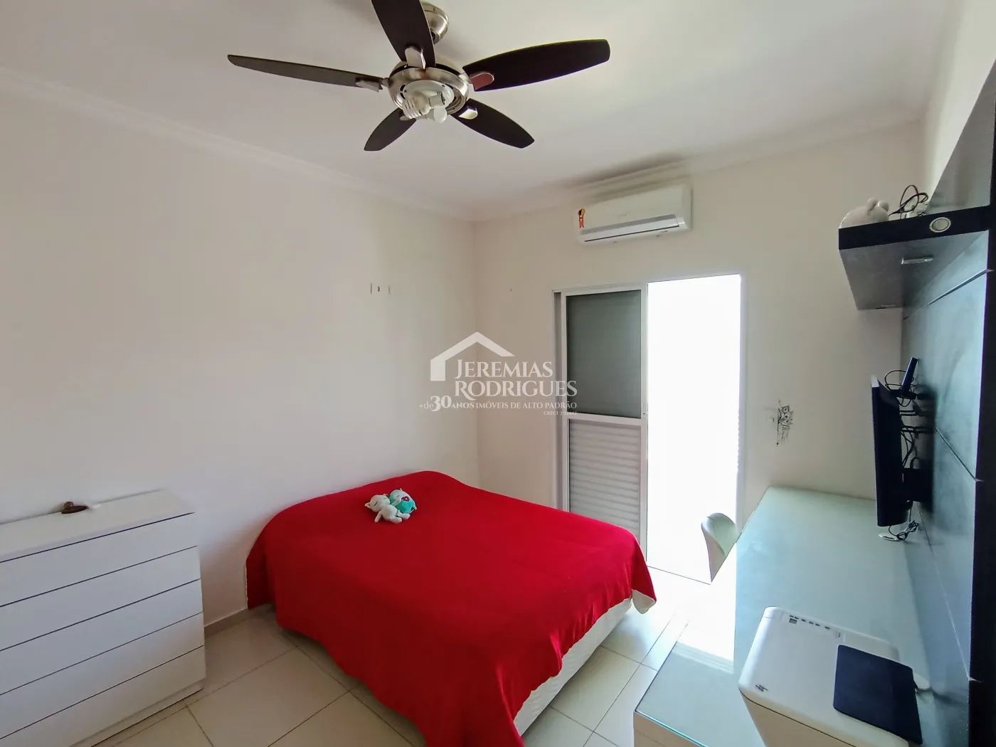 Casa assobradada com 3 suítes - Condomínio Jardim Oásis - Taubaté/SP.