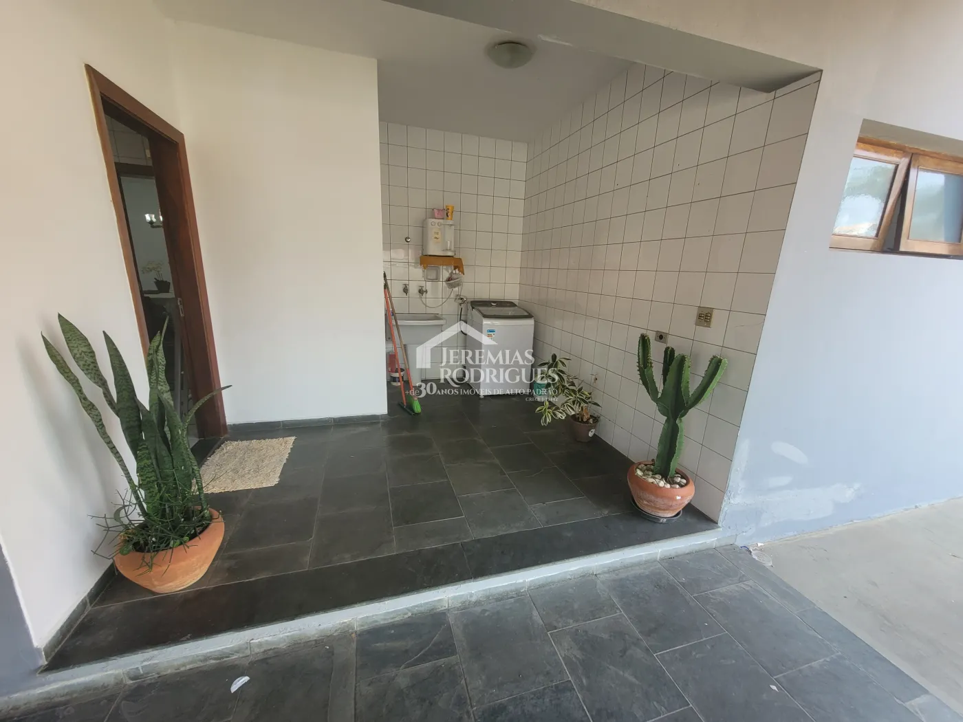 Casa para venda e locação com 3 dormitórios no Parque São Domingos em Pindamonhangaba/SP.