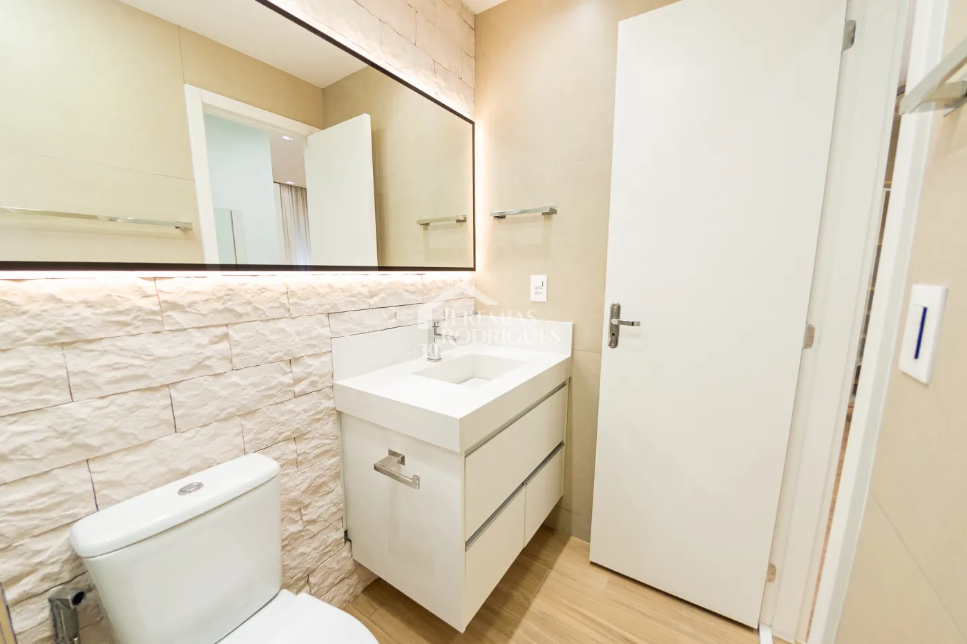 Apartamento à venda com 3 dormitórios, 98 m² no Edifício Bauhaus em Pindamonhangaba/SP.
