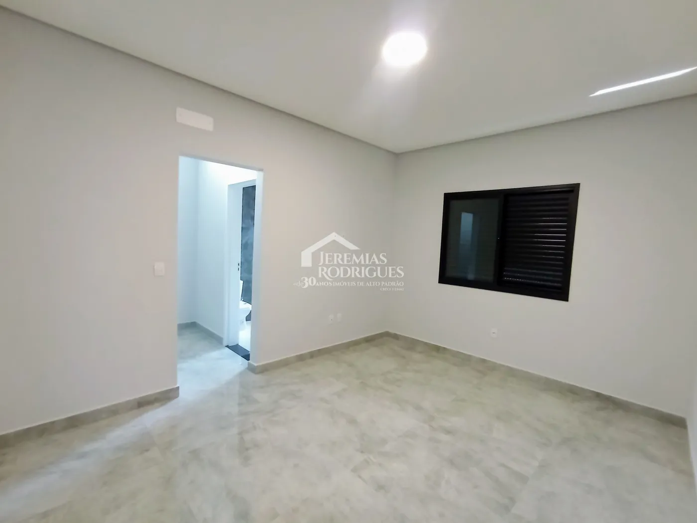 Casa à venda com 300 m² no Condomínio Ouro Ville em Taubaté/SP.