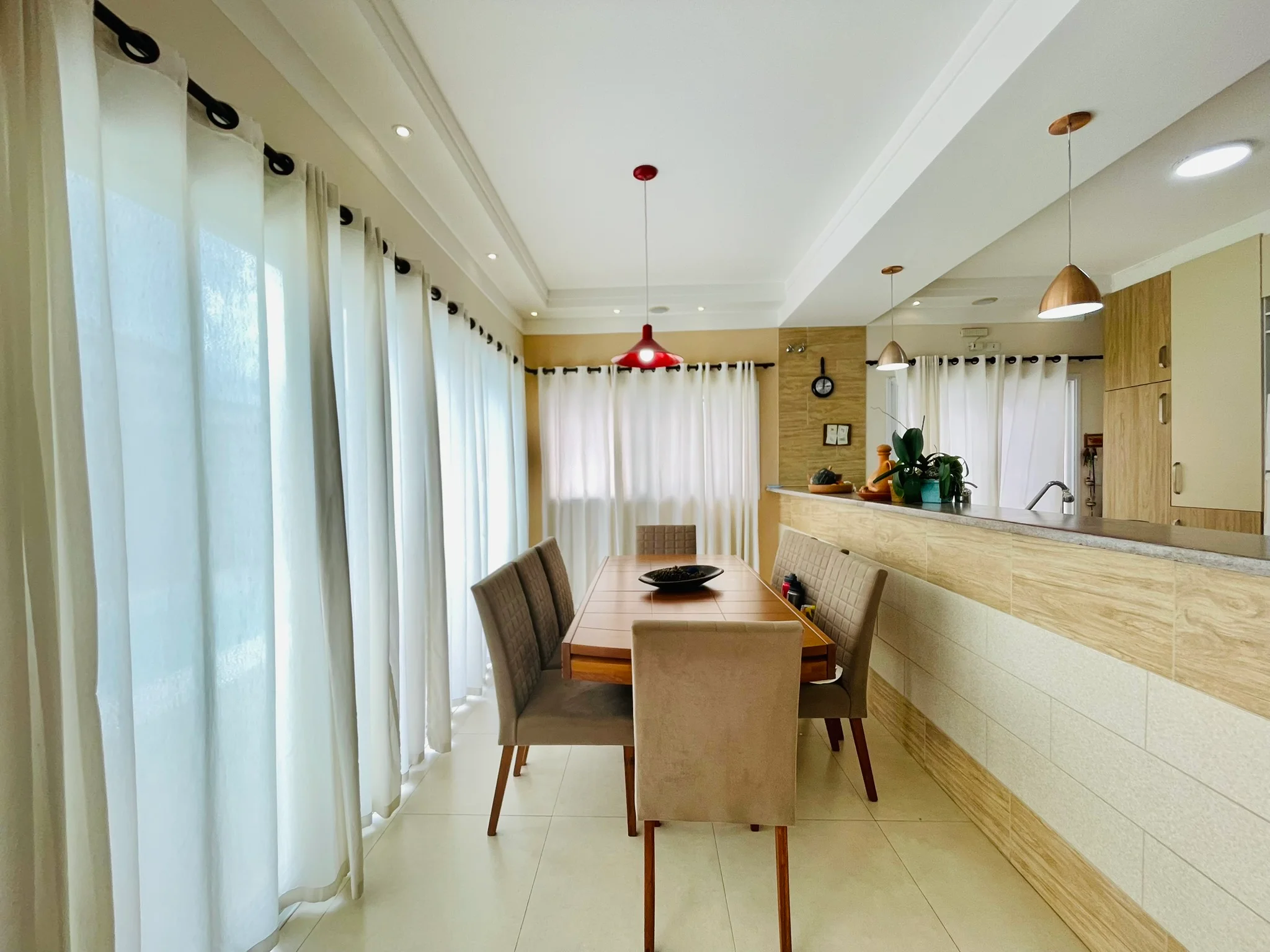 Casa à venda com 4 dormitórios no Condomínio Jardim Oásis em Taubaté/SP. 