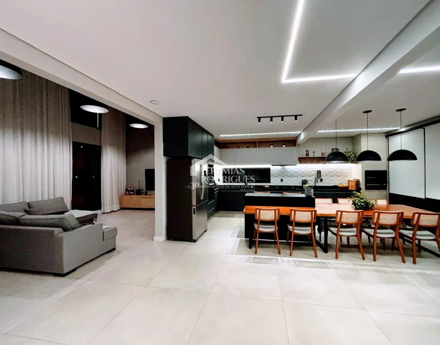 Casa à venda com 5 dormitórios no Condomínio Reserva dos Lagos em Pindamonhangaba/SP.