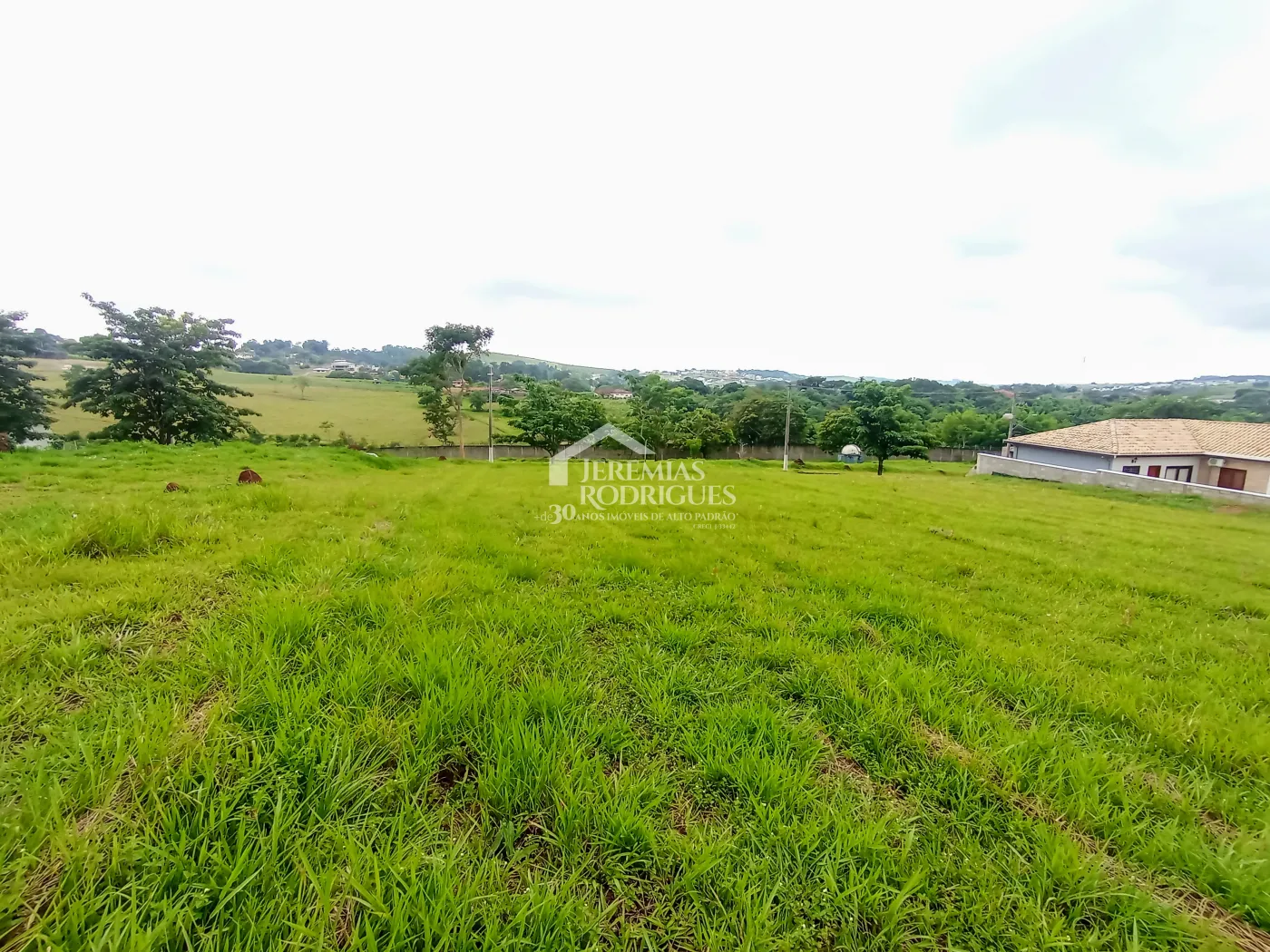 Terreno à venda com 990 m² no Condomínio Altos do Cataguá em Taubaté/SP.