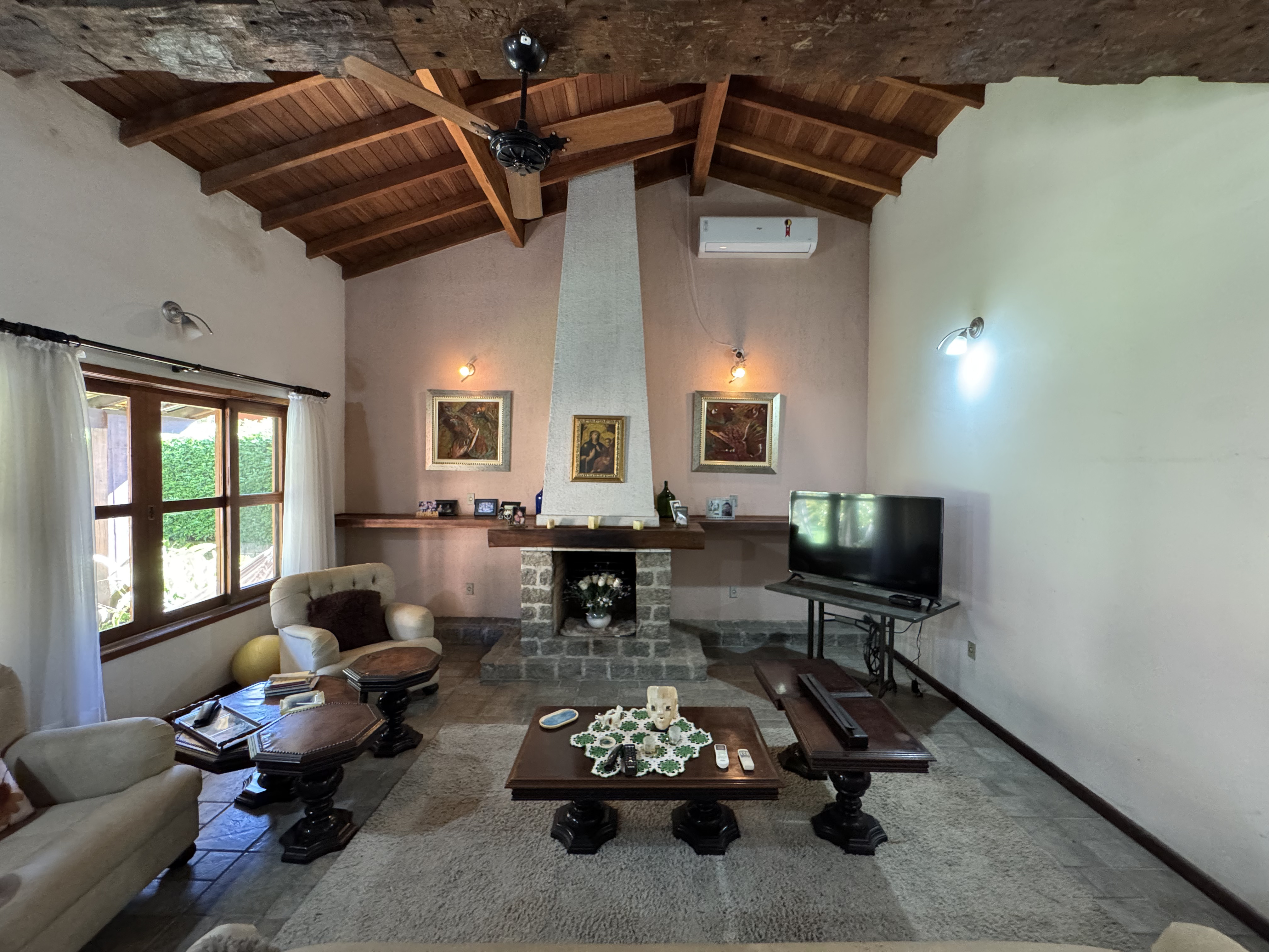 Casa à venda com 4 dormitórios no Condomínio Village Paineiras em Pindamonhangaba/SP.