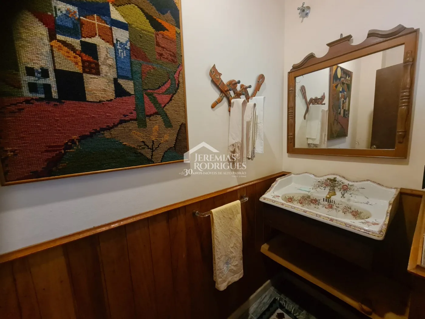 Casa à venda com 4 suítes no bairro Descansópolis em Campos do Jordão/SP.