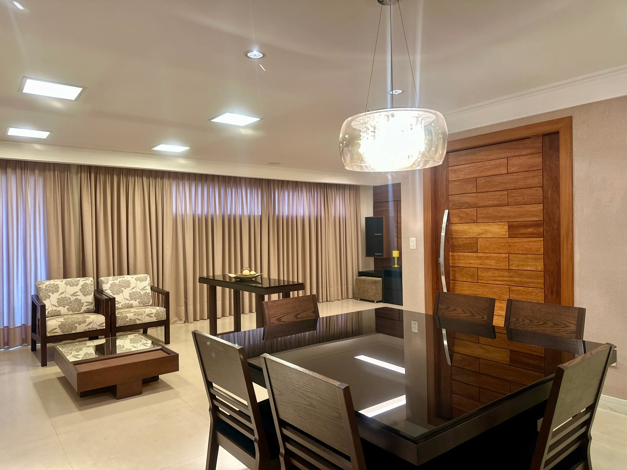 Apartamento mobiliado para venda e locação, 263 m² no Edifício Placere em Taubaté/SP.