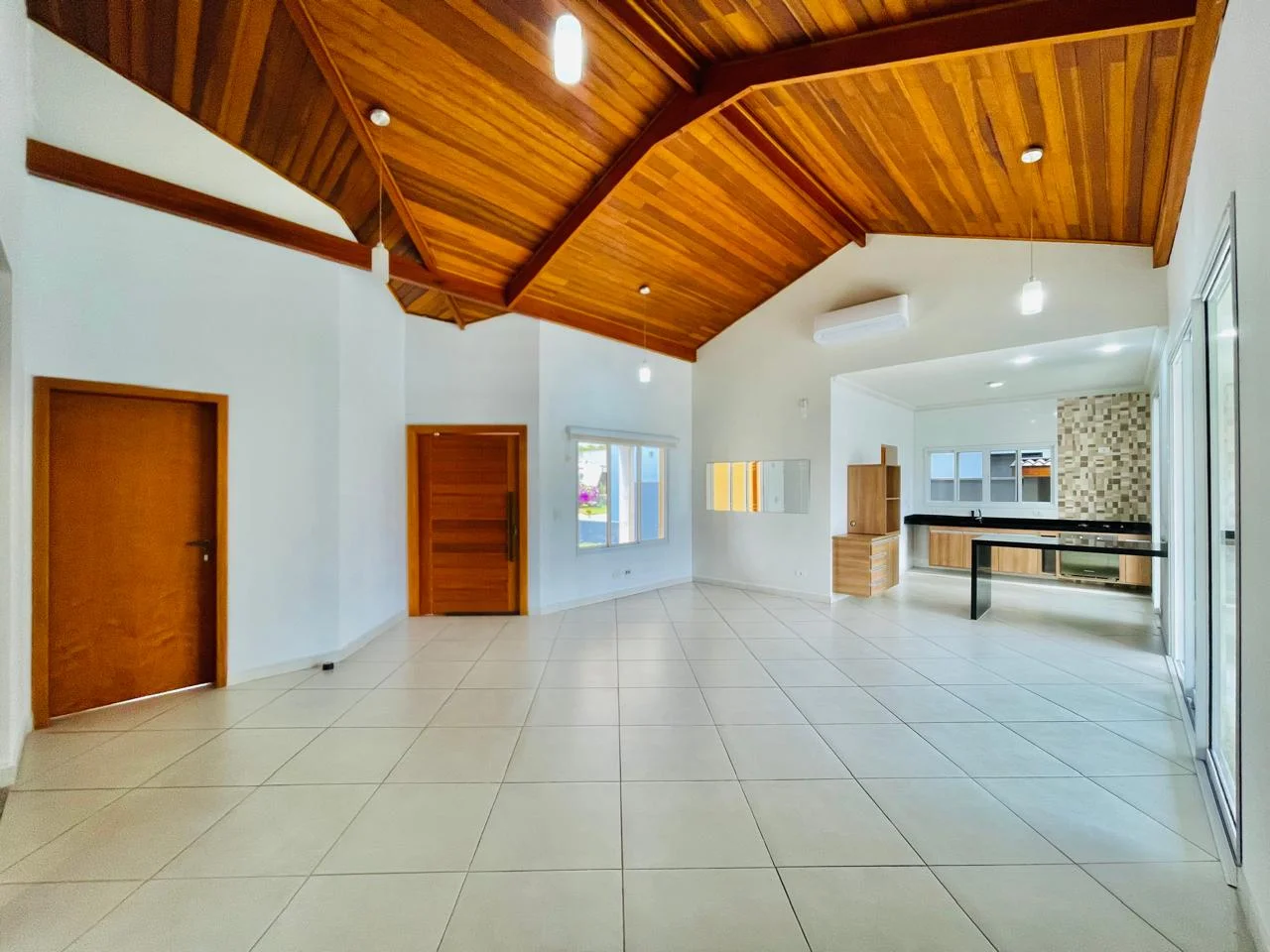 Casa para locação e venda no Condomínio Real Ville em Pindamonhangaba/SP.