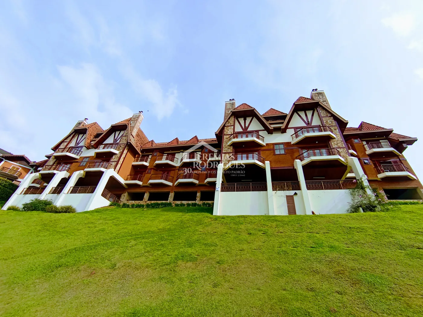 Apartamento para venda com 4 dormitórios no Edifício Solar Bela Vista em Campos do Jordão/SP