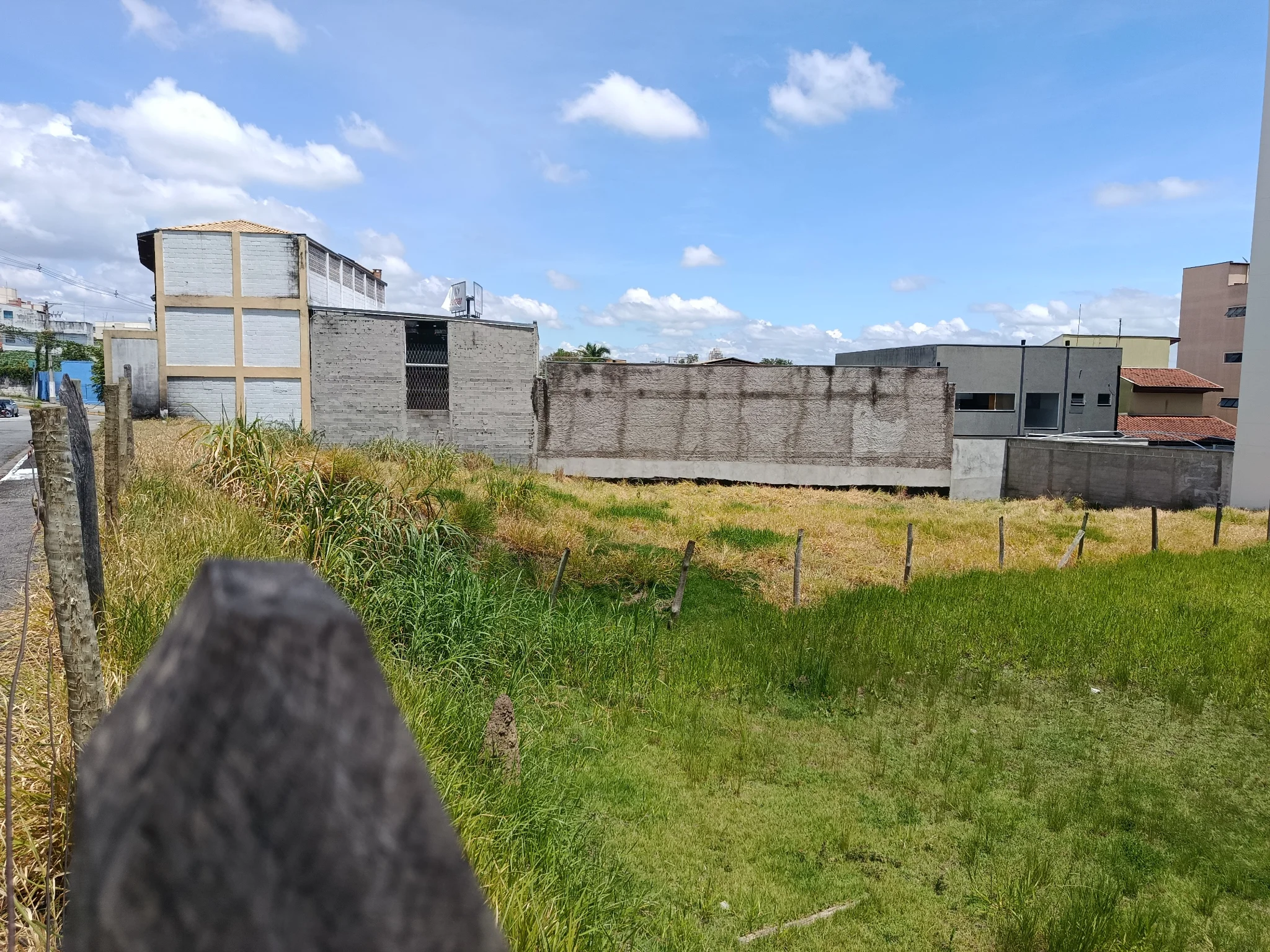 Área à venda com 1.600 m² no bairro Granja Daniel em Taubaté/SP. 