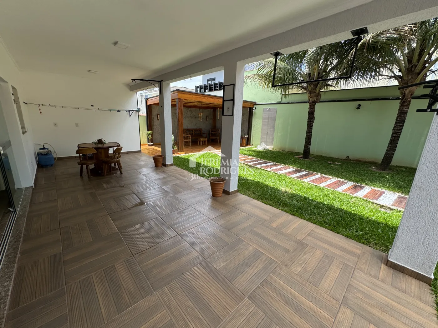 Casa à venda com 3 dormitórios no Condomínio Real Ville - Pindamonhangaba/SP.