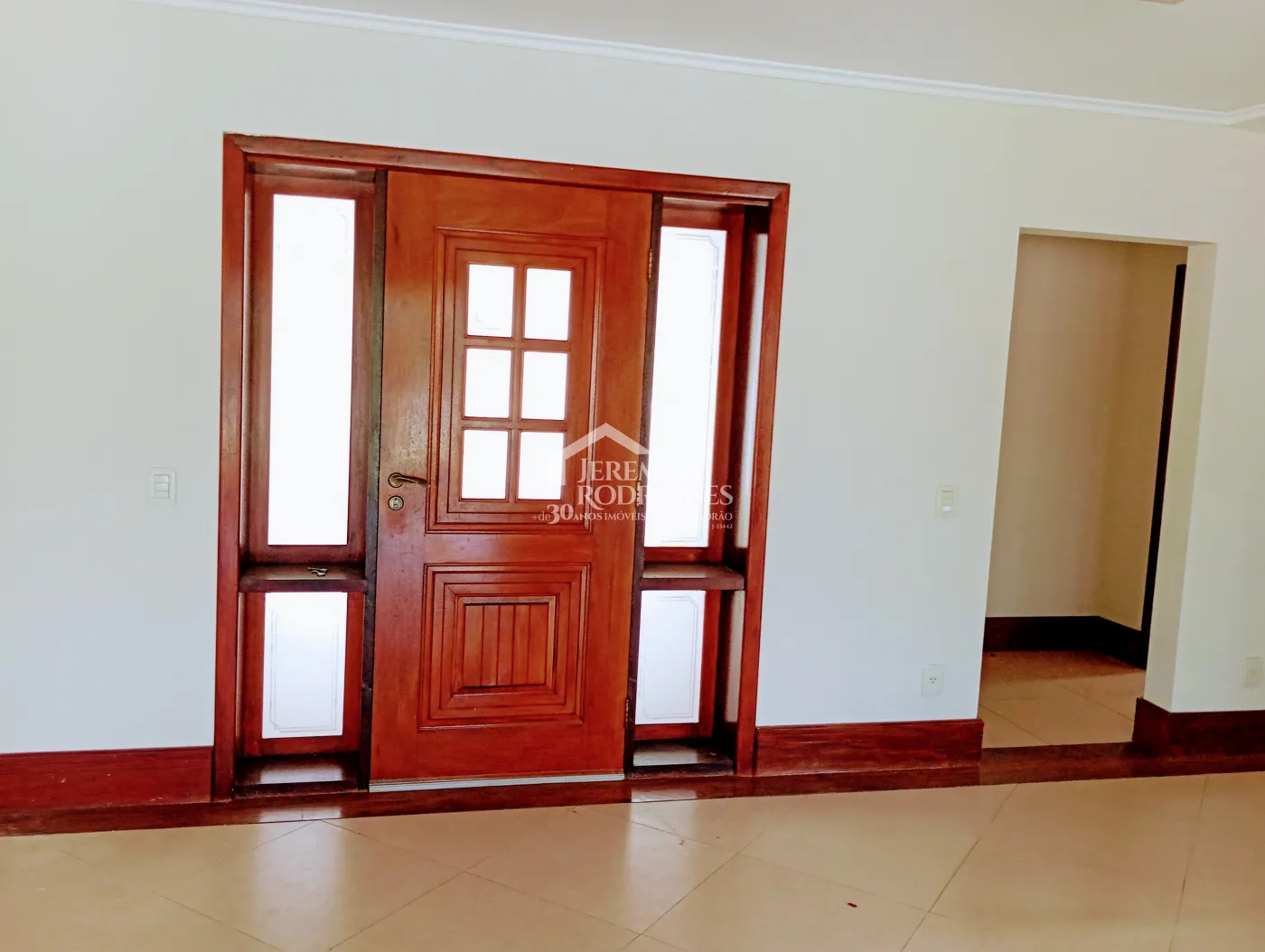 Casa à venda e locação com 4 suítes no Condomínio Colonial Village I em Pindamonhangaba/SP.