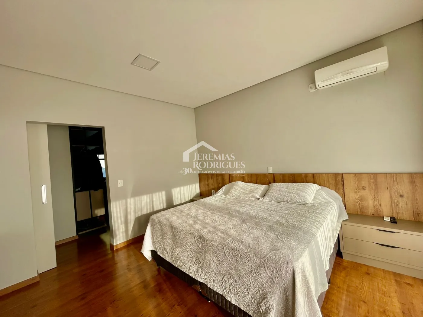 Casa à venda com 3 dormitórios no Condomínio Village da Serra em Tremembé/SP.