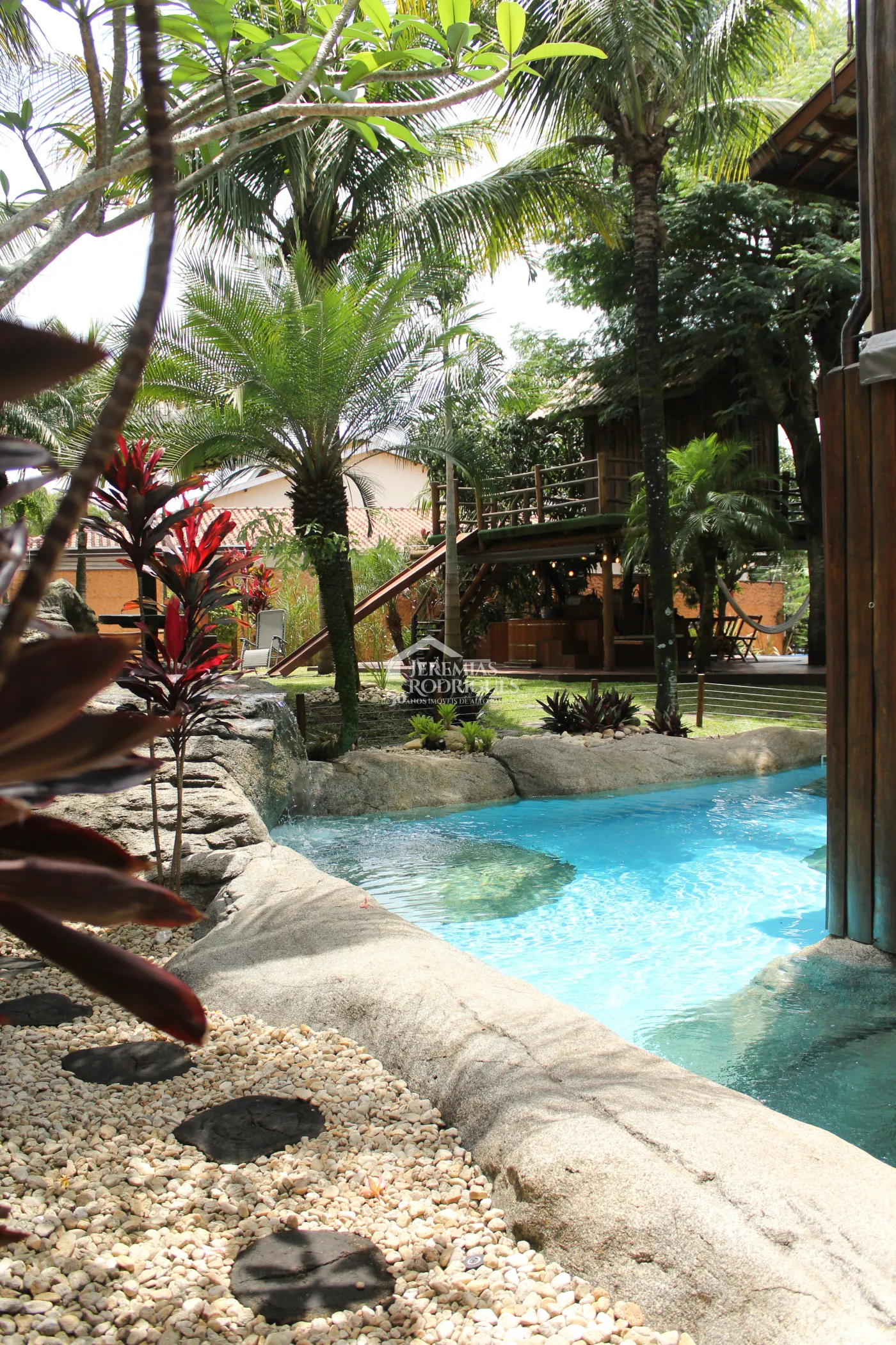 Casa para venda e locação com 5 dormitórios no Condomínio Taubaté Village em Taubaté/SP.