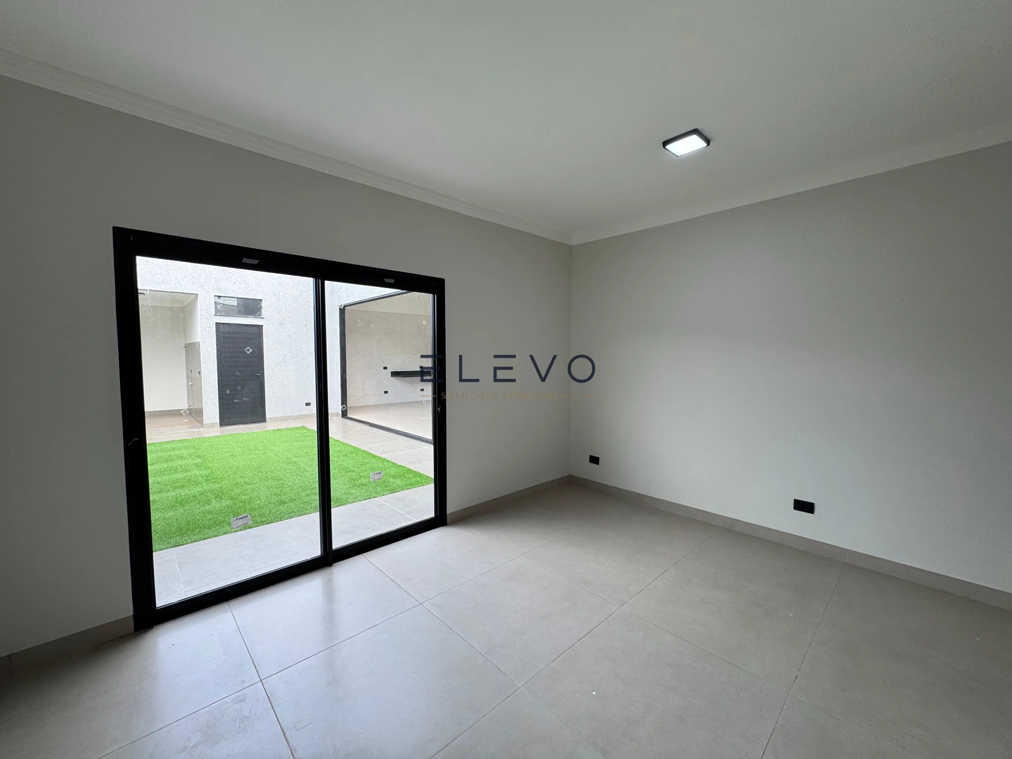 Casa à Venda no Jardim Munique em Maringá | 132m², 3 Quartos, Suíte, Churrasqueira e Espaço para Piscina