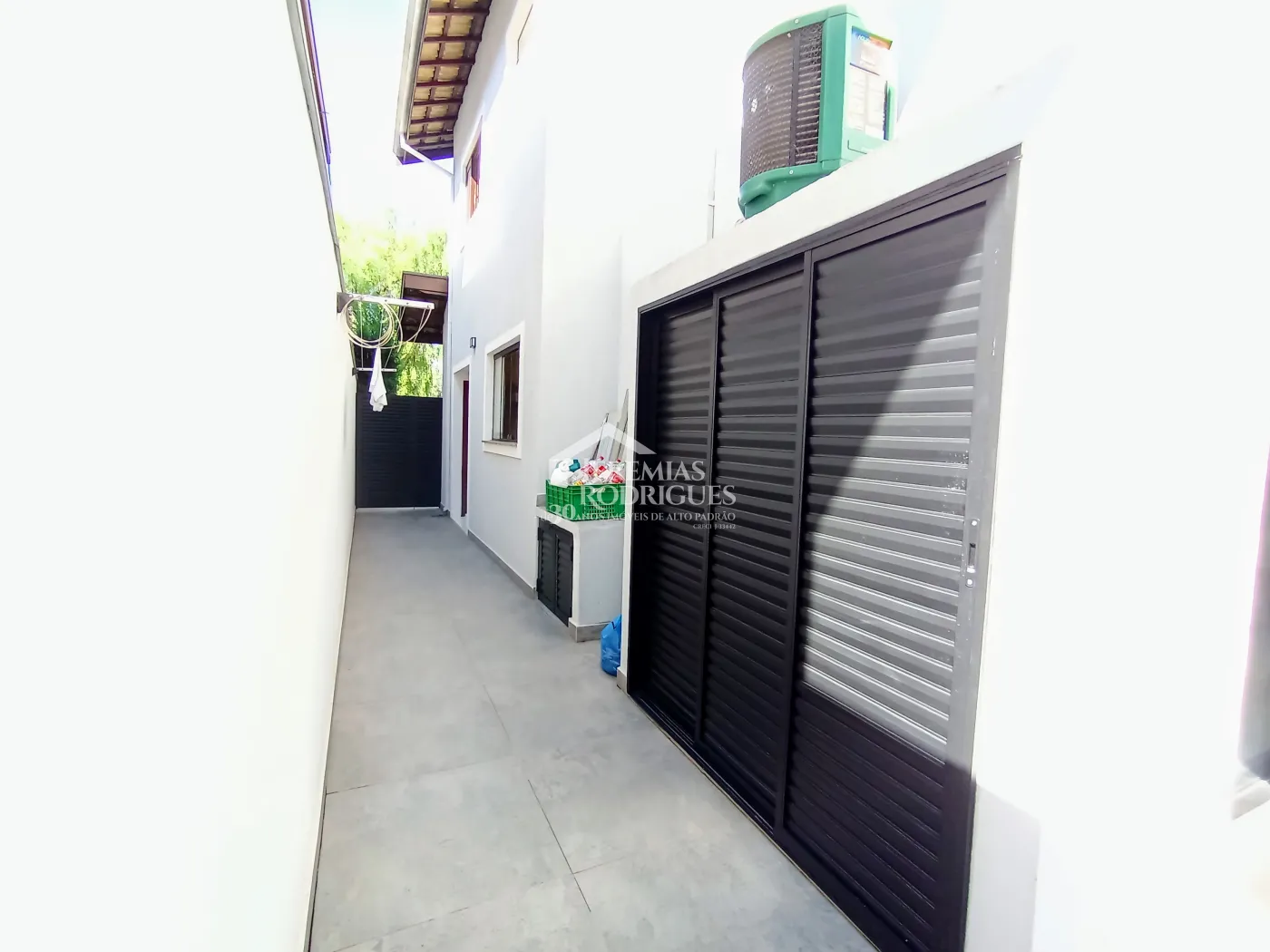 Casa à venda com 3 dormitórios no Condomínio Campos do Conde I em Tremembé/SP.