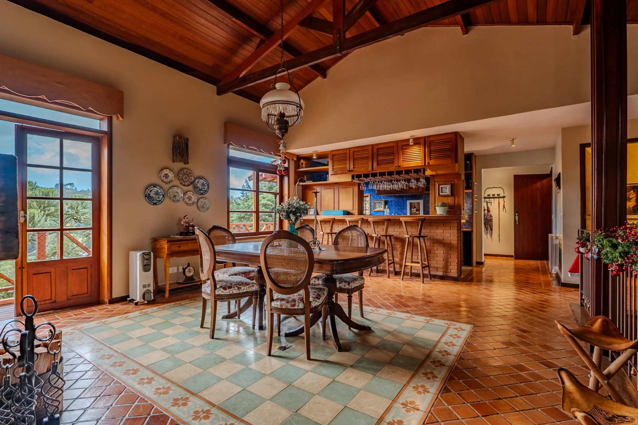 Casa estilo Toscana à venda com 4 suítes no Condomínio Vila Simonsen em Campos do Jordão/SP. 
