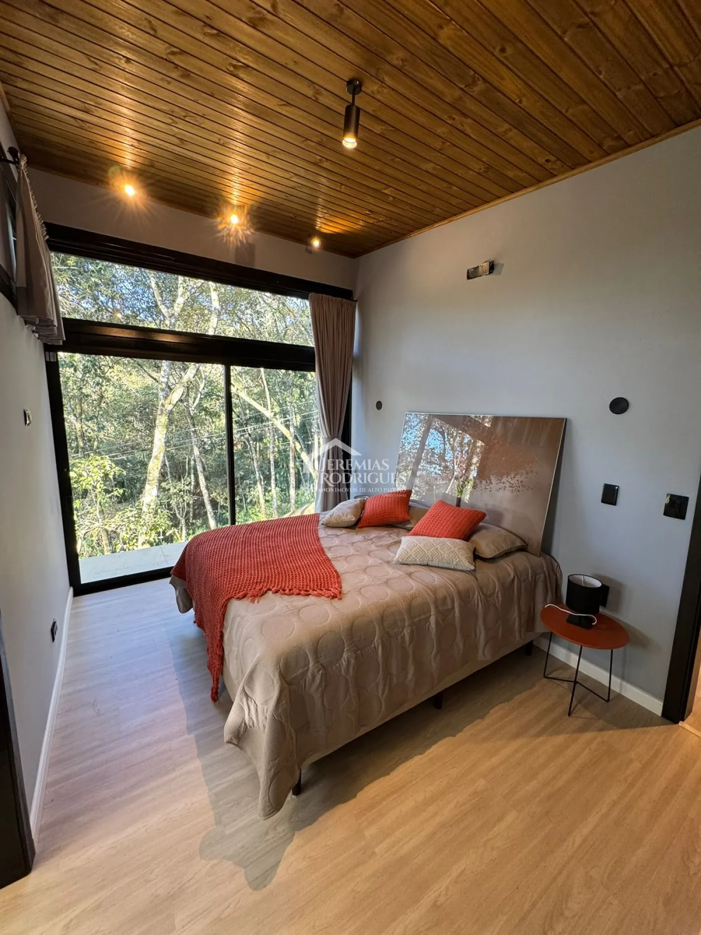 Casa à venda com 2 dormitórios no Condomínio Villagio Santa Cruz em Santo Antônio do Pinhal/SP.