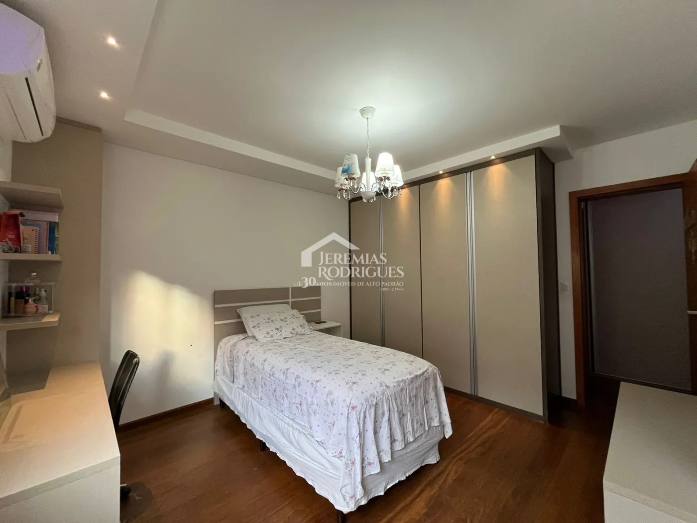 Casa assobradada à venda com 4 dormitórios no Condomínio Residencial Eldorado, em Tremembé/SP.