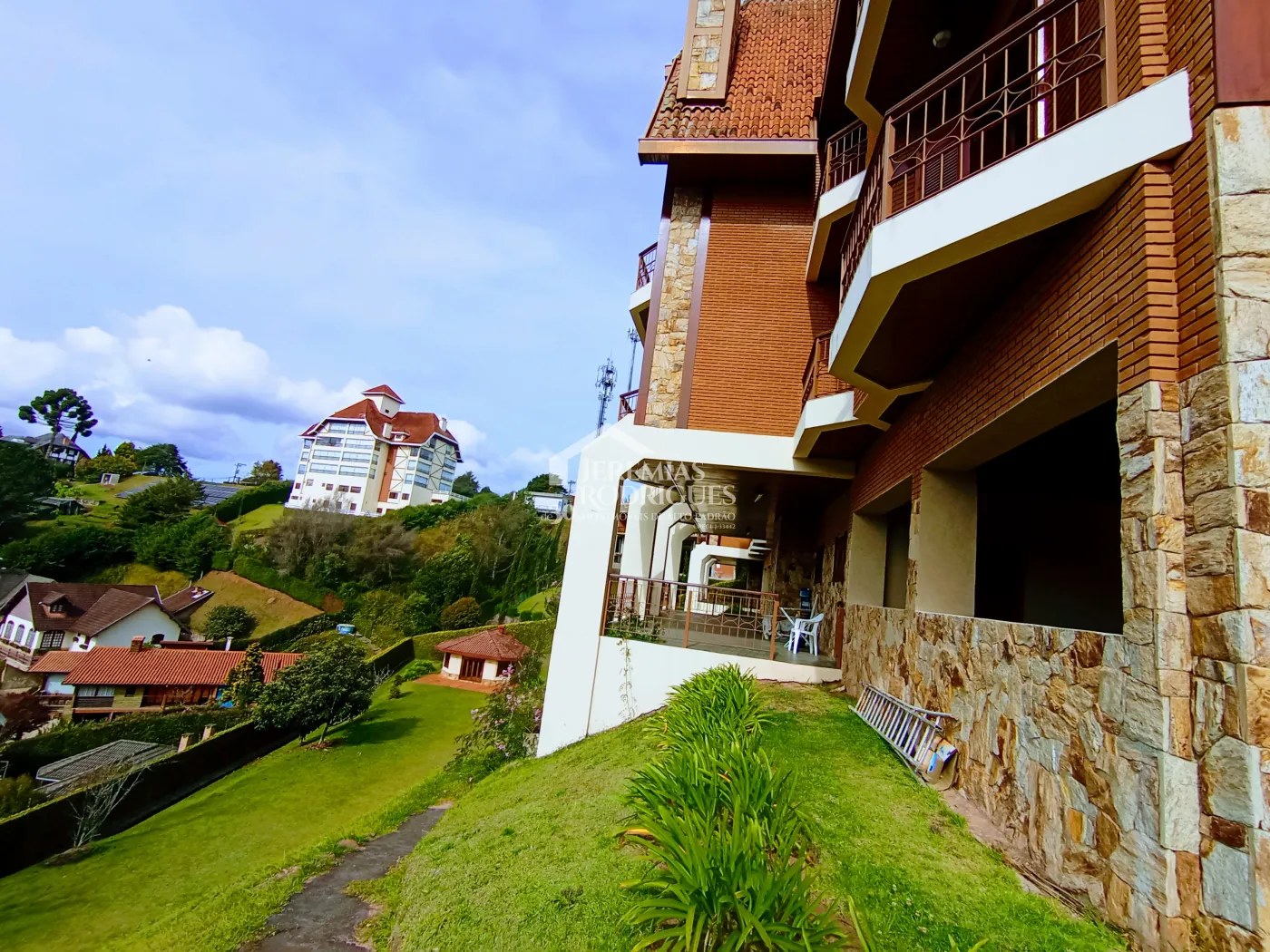Apartamento para venda com 4 dormitórios no Edifício Solar Bela Vista em Campos do Jordão/SP