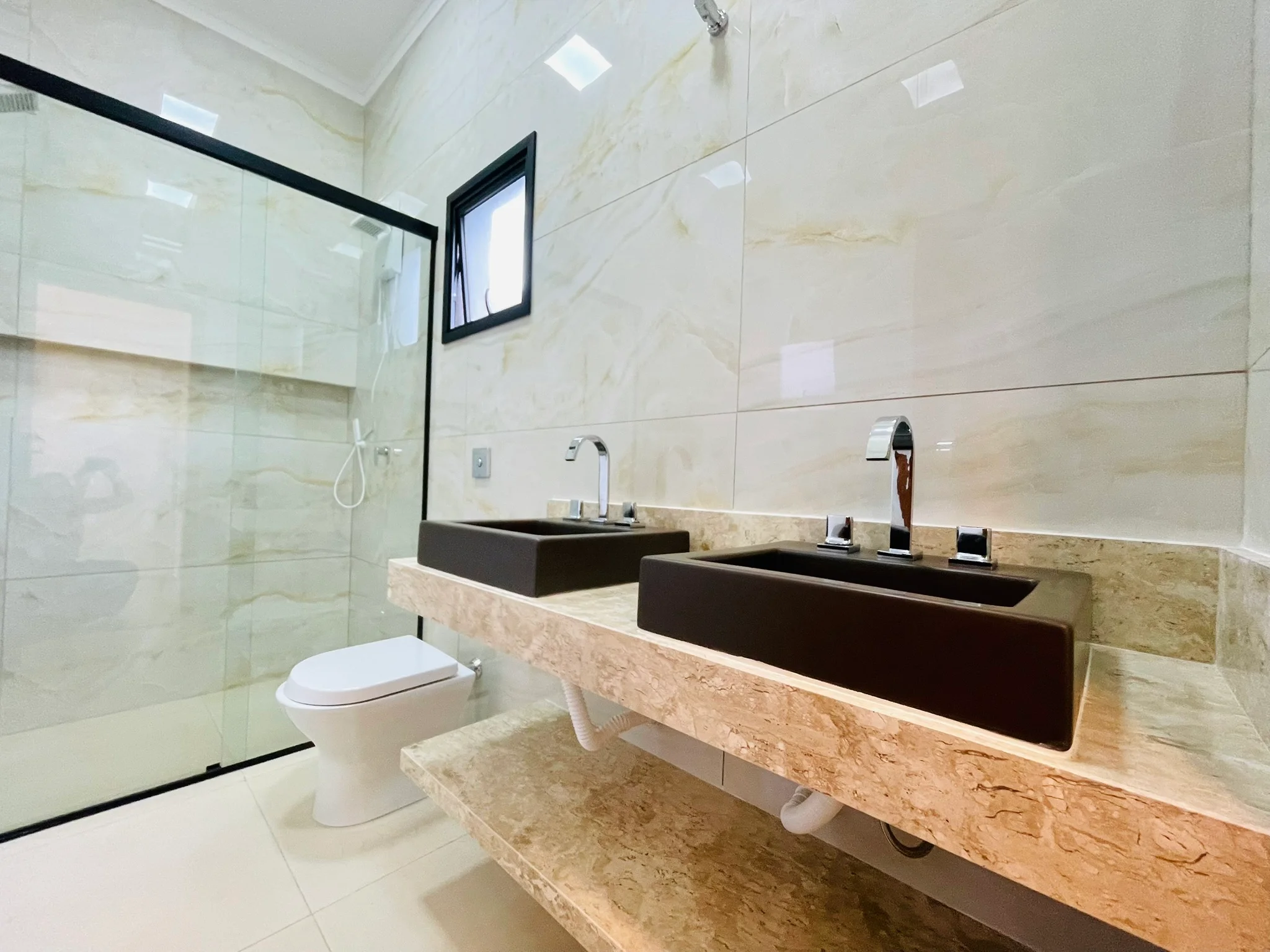 Casa à venda com 4 dormitórios no Condomínio Ouro Ville em Taubaté/SP.