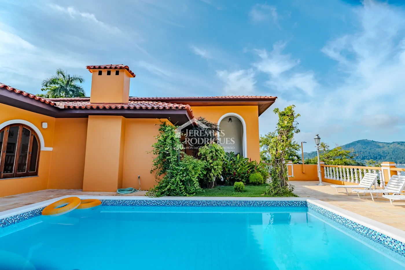 Mansão à venda com 7suítes no Condomínio Santa Rita em Ubatuba/SP.