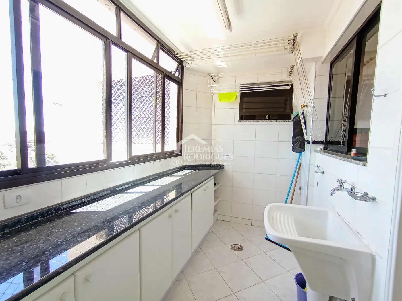 Apartamento para venda com 2 suítes no Edifício Rosa Abirached em Taubaté/SP
