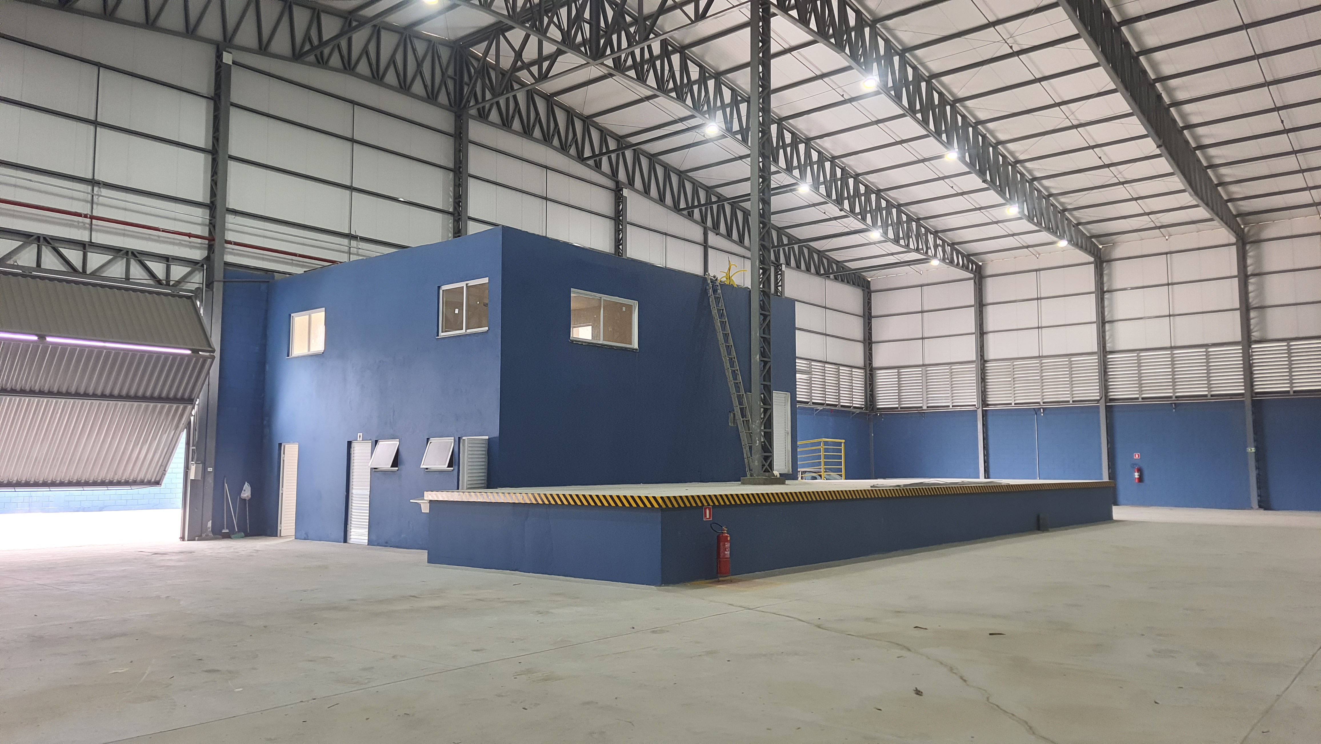 Galpão para locação com 3.900 m² no bairro Santa Luzia, na rodovia pres. Dutra em Caçapava/SP.  