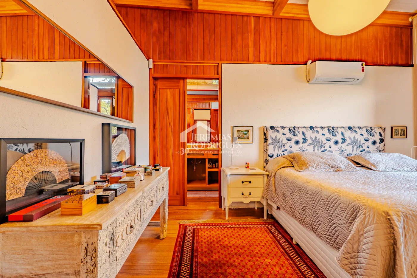 Mansão à venda com 4 suítes no Condomínio Parque da Mantiqueira em Santo Antônio do Pinhal/SP.