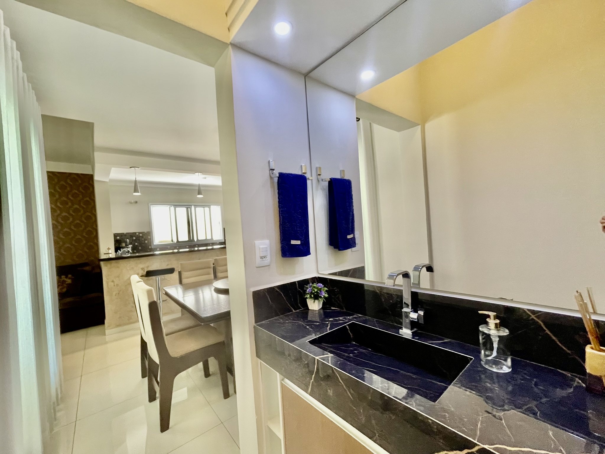 Casa à venda com 3 dormitórios no Condomínio Moema Ville em Pindamonhangaba/SP.