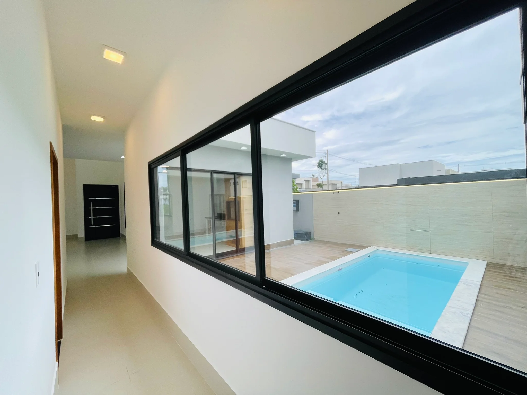 Casa à venda com 4 dormitórios no Condomínio Ouro Ville em Taubaté/SP.