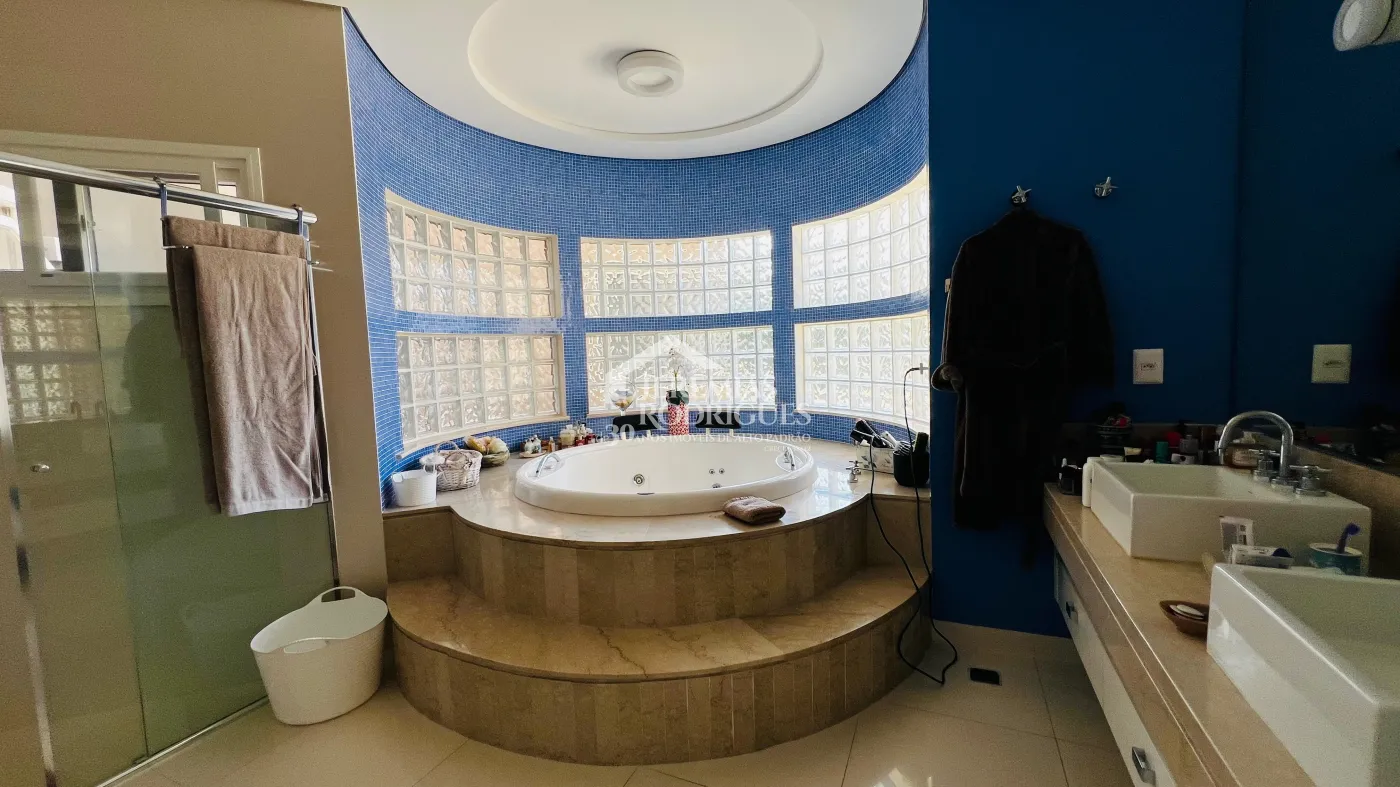 Casa para venda e locação com 6 dormitórios no Condomínio Chácaras Cataguá em Taubaté/SP.