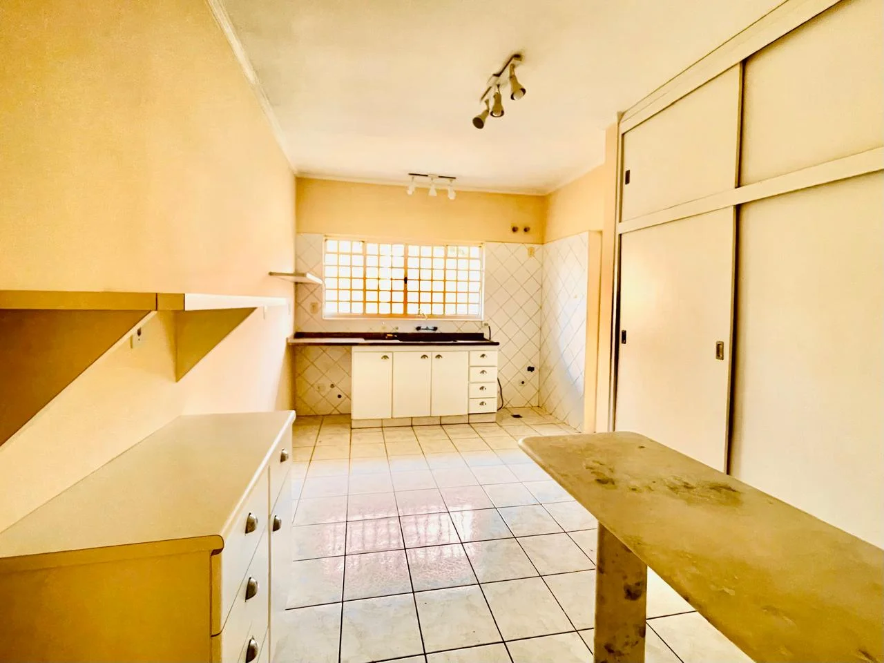Casa com 3 dormitórios á venda no Condomínio Taubaté Village em Taubaté/SP.