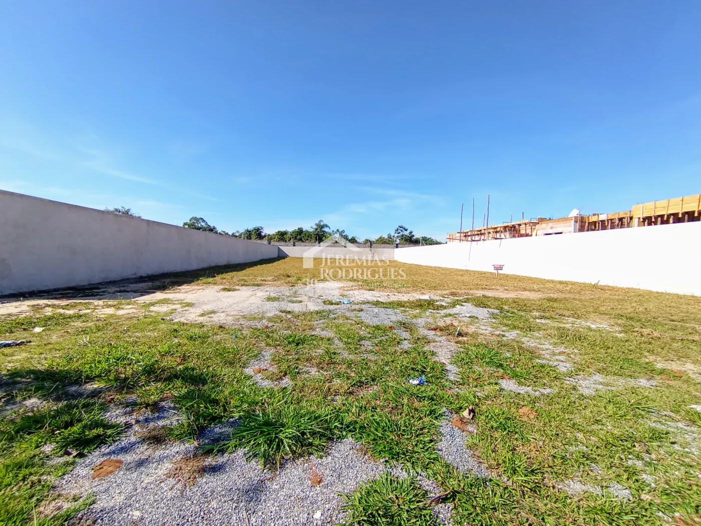 Terreno à venda com 1.044 m² no Condomínio Colonial Village II em Pindamonhangaba/SP.