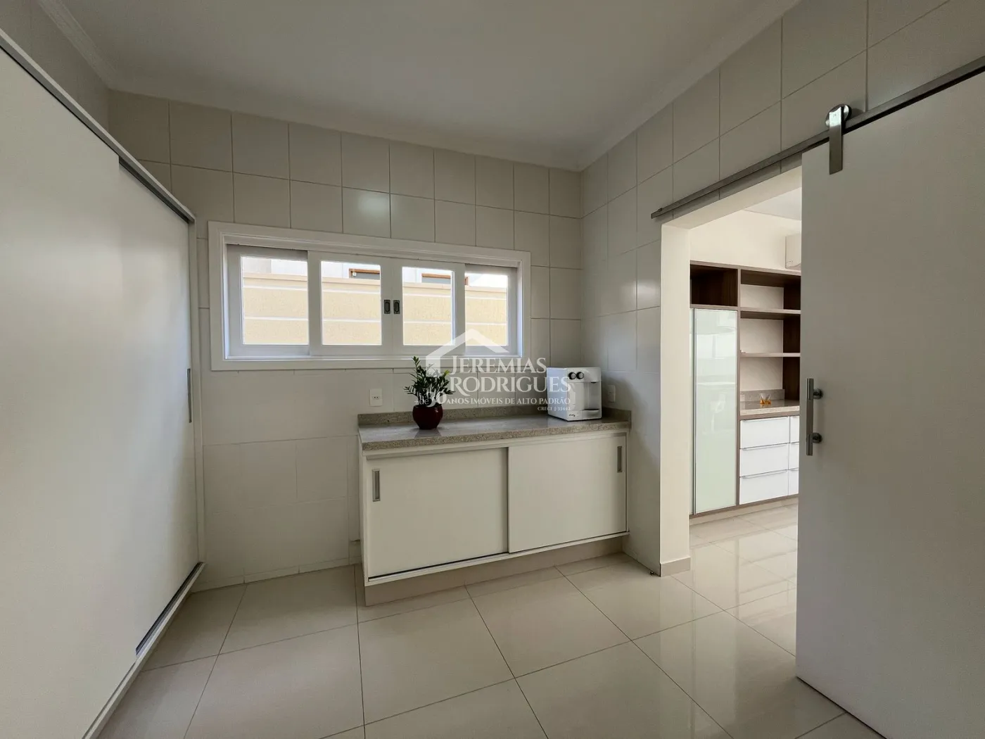 Casa à venda com 4 suítes no Condomínio Taubaté Village em Taubaté/SP.