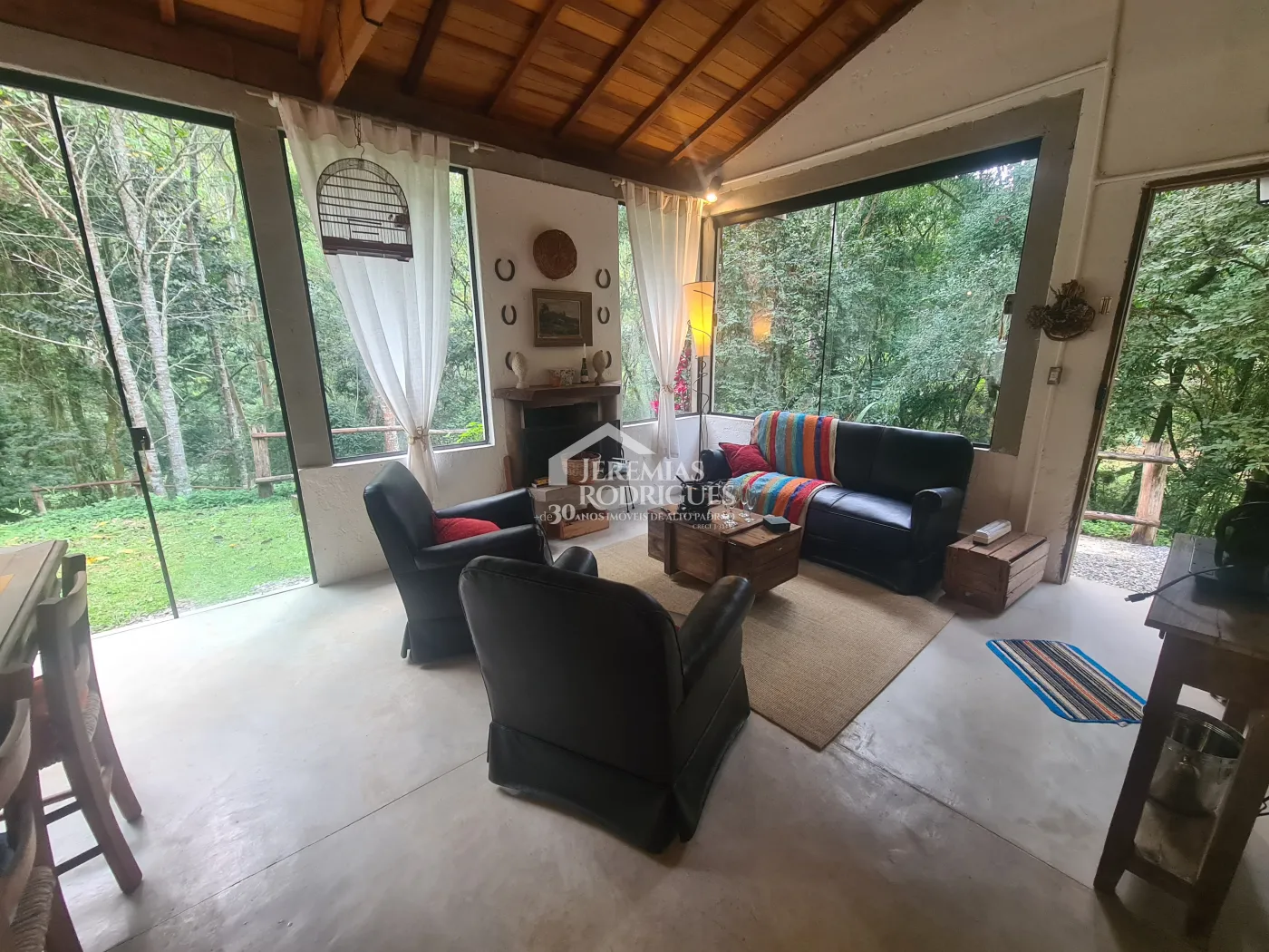 Chácara à venda com 400 m² no bairro Santa Cruz em Santo Antônio do Pinhal/SP.