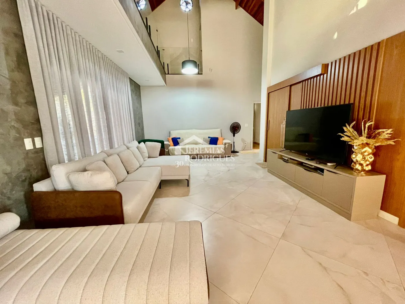 Casa à venda com 3 dormitórios no Condomínio Village da Serra em Tremembé/SP.